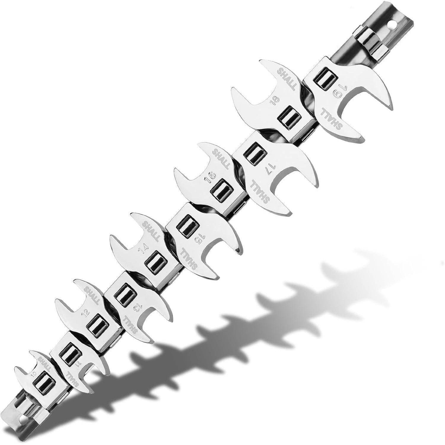 Ein Satz metallischer Schraubschlüssel unterschiedlicher Größen sind in einer Reihe ausgerichtet, auf einer Stange verbunden. Die Schraubschlüssel sind glänzend und diagonal positioniert.