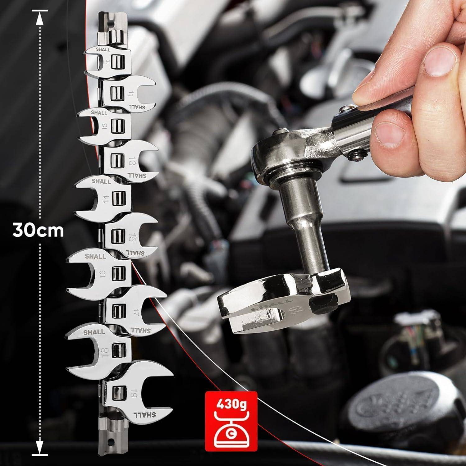 Nahaufnahme einer Hand, die ein metallisches Werkzeug mit mehreren einstellbaren Teilen in der Nähe eines Motors verwendet. Das Werkzeug misst 30 cm und wiegt 430 g.