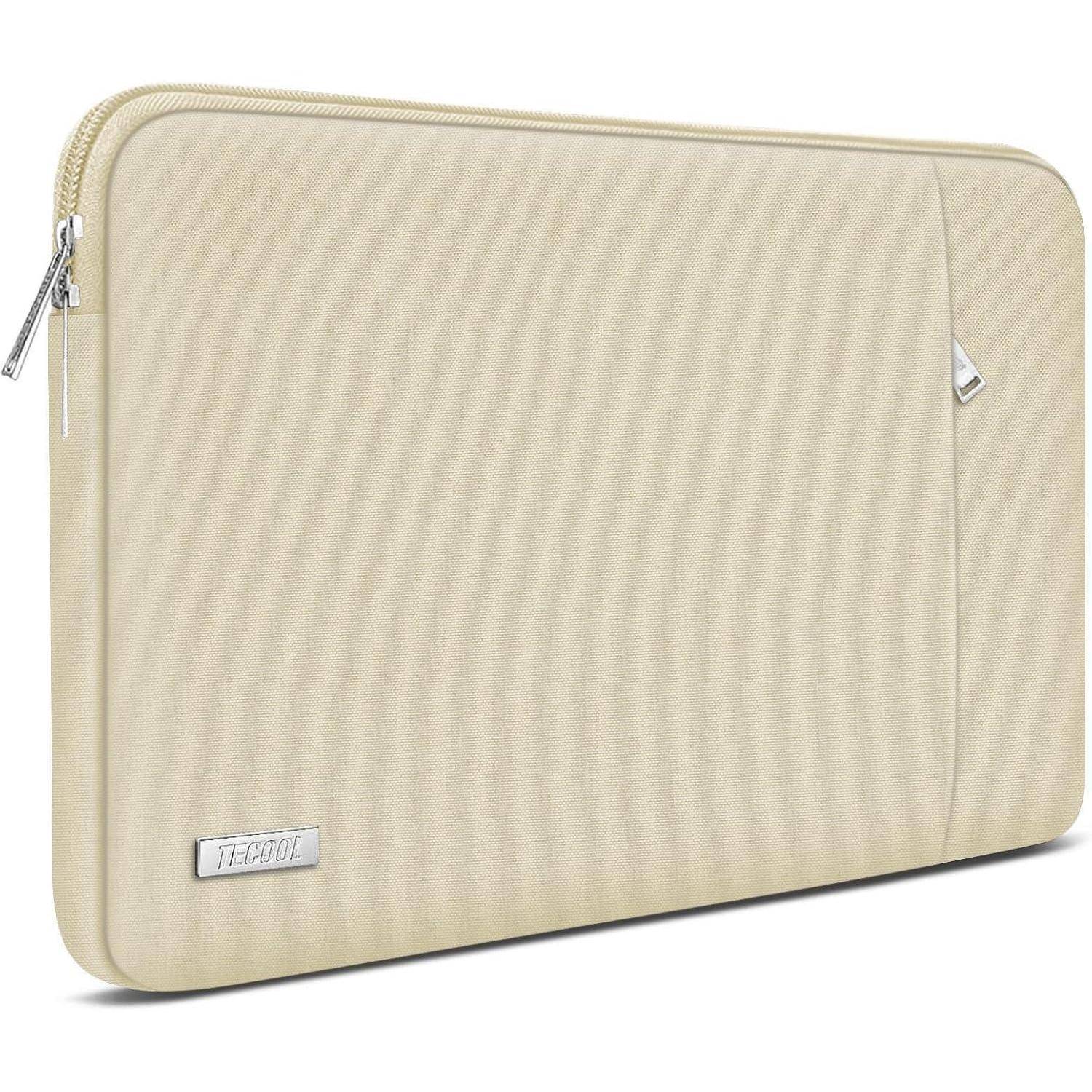 Eine beige Laptoptasche mit Reißverschluss und einem dezenten Logo.