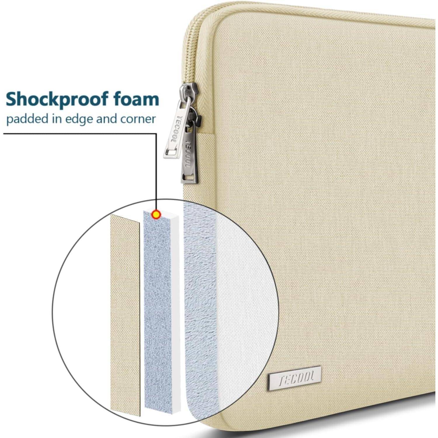 Laptoptasche aus beigefarbenem Stoff mit einer Nahaufnahme, die die stoßdämpfenden Schaumstofflagen und Eckpolsterung zeigt, mit der Beschriftung 