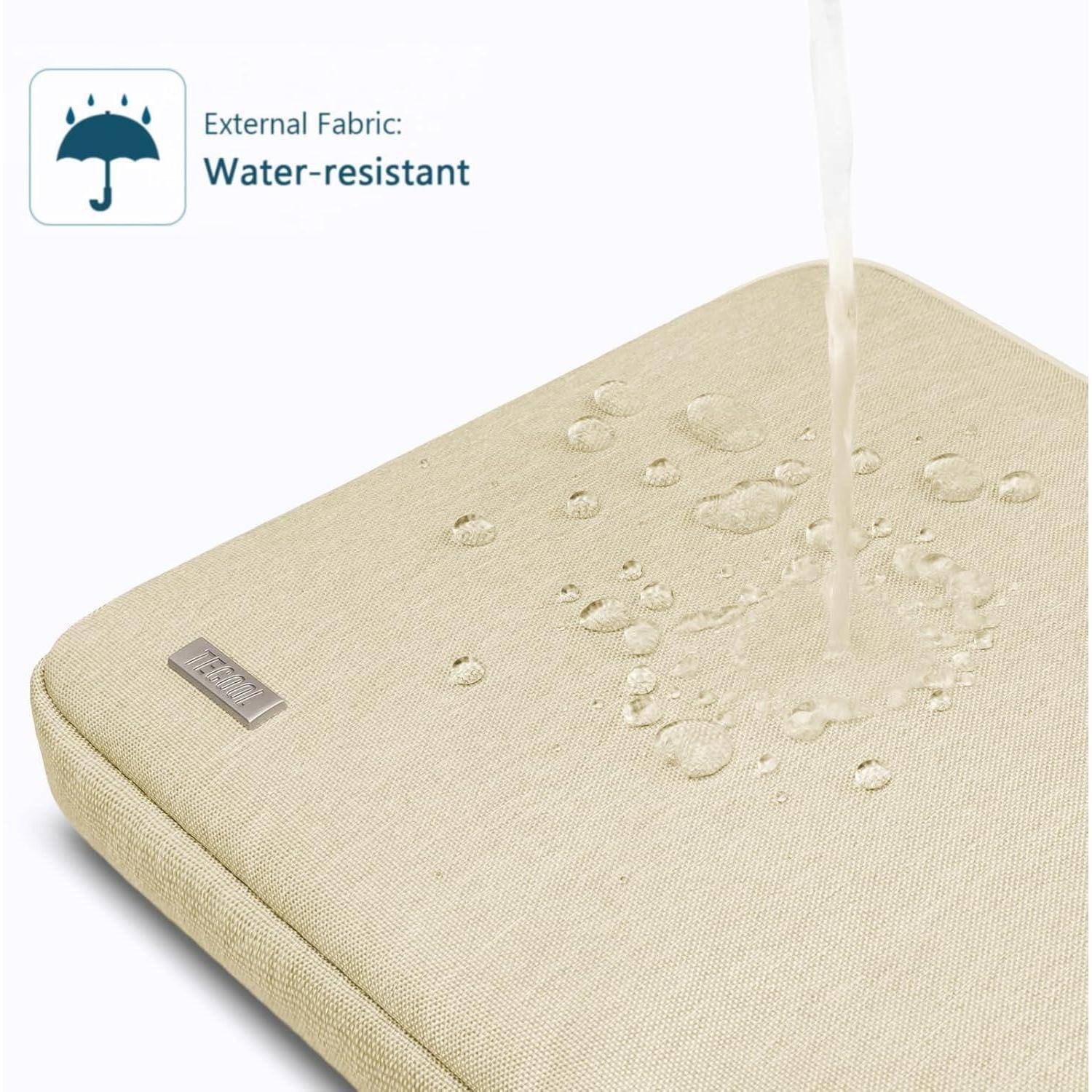 Laptop-Hülle aus beigefarbenem, wasserabweisendem Stoff, die das Abperlen von Wasser zeigt. Eine Beschriftung liest: 'Außenstoff: Wasserabweisend' mit einem Schirm-Symbol.
