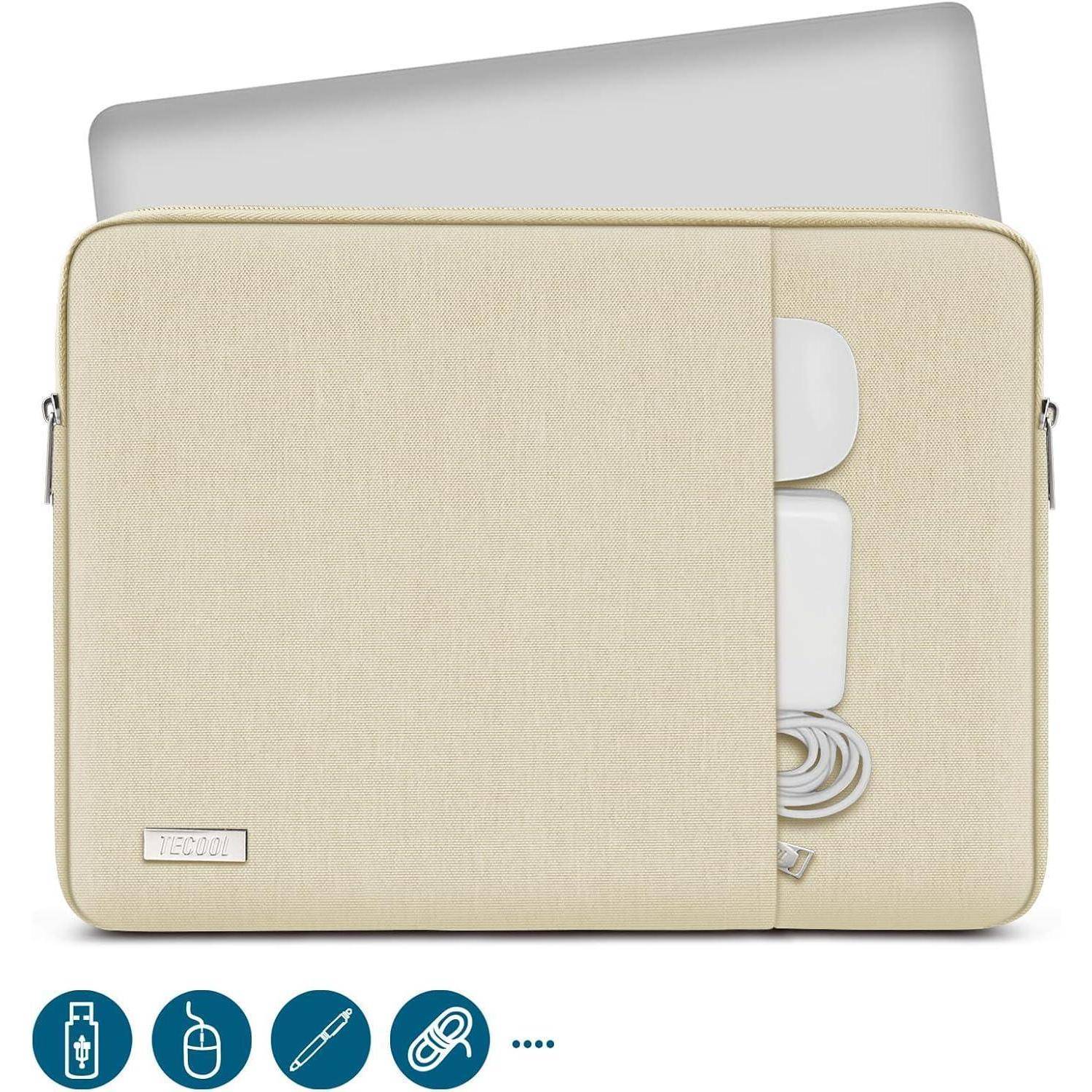 Eine beige Laptoptasche mit einem sichtbaren Laptop im Inneren. Eine Seitentasche enthält eine Maus und ein aufgewickeltes Ladekabel. Das Markenlogo befindet sich am unteren Rand.