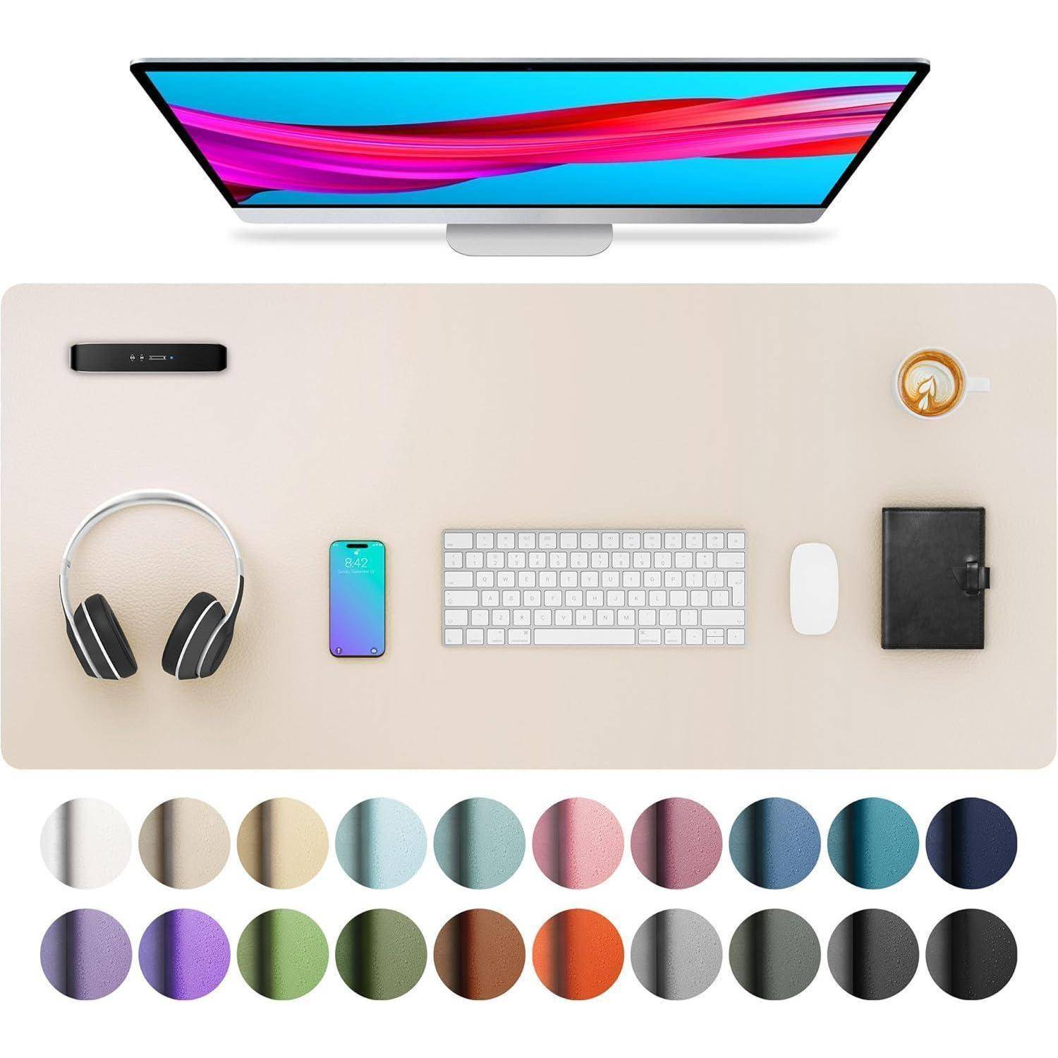 Eine saubere, organisierte Schreibtischeinrichtung mit einem Monitor, Tastatur, Maus, Smartphone, Kopfhörern, einem Notizbuch und einer Kaffeetasse. Unterhalb davon ist eine Palette mit verschiedenen Farbmustern dargestellt.