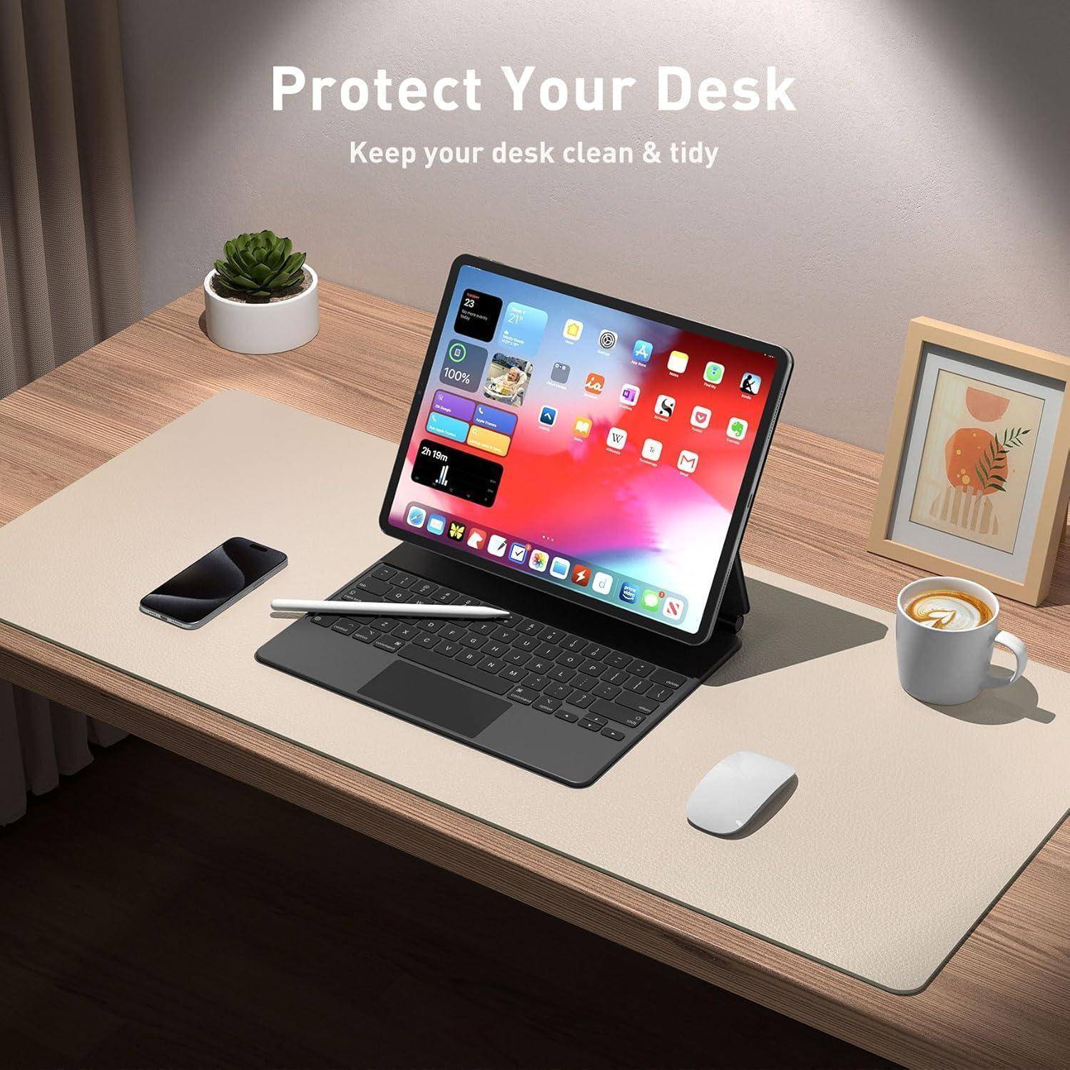 Laptop, Telefon und Maus auf einem Schreibtisch mit einer Pflanze, einem Bild und Kaffee. Text: ‚Schütze deinen Schreibtisch. Halte deinen Schreibtisch sauber & aufgeräumt.