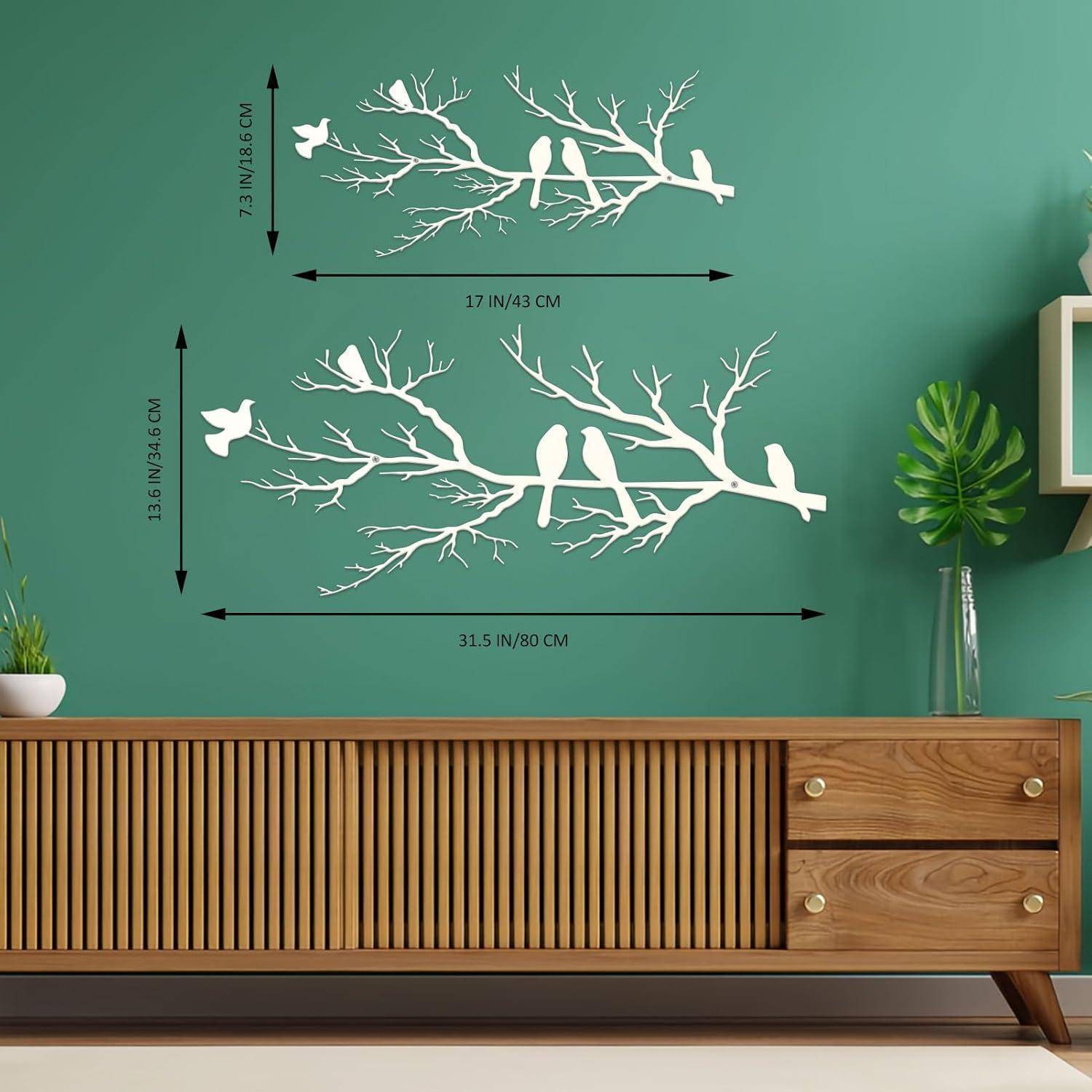 Ein minimalistisches grünes Wohnzimmer mit einem Holzsideboard und weißen Wandaufklebern in Zweigform, inklusive Maßangaben für die Aufkleber.