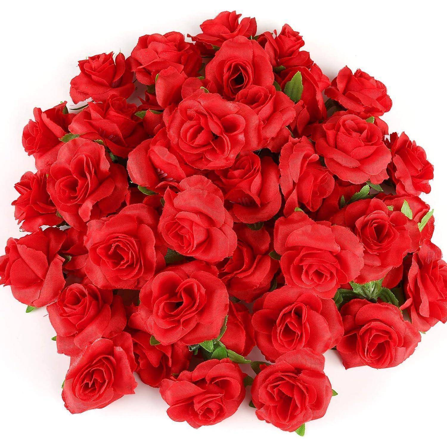 Ein Blumenstrauß aus lebhaft roten Rosen, dicht aneinander arrangiert, symbolisiert Liebe und Leidenschaft.