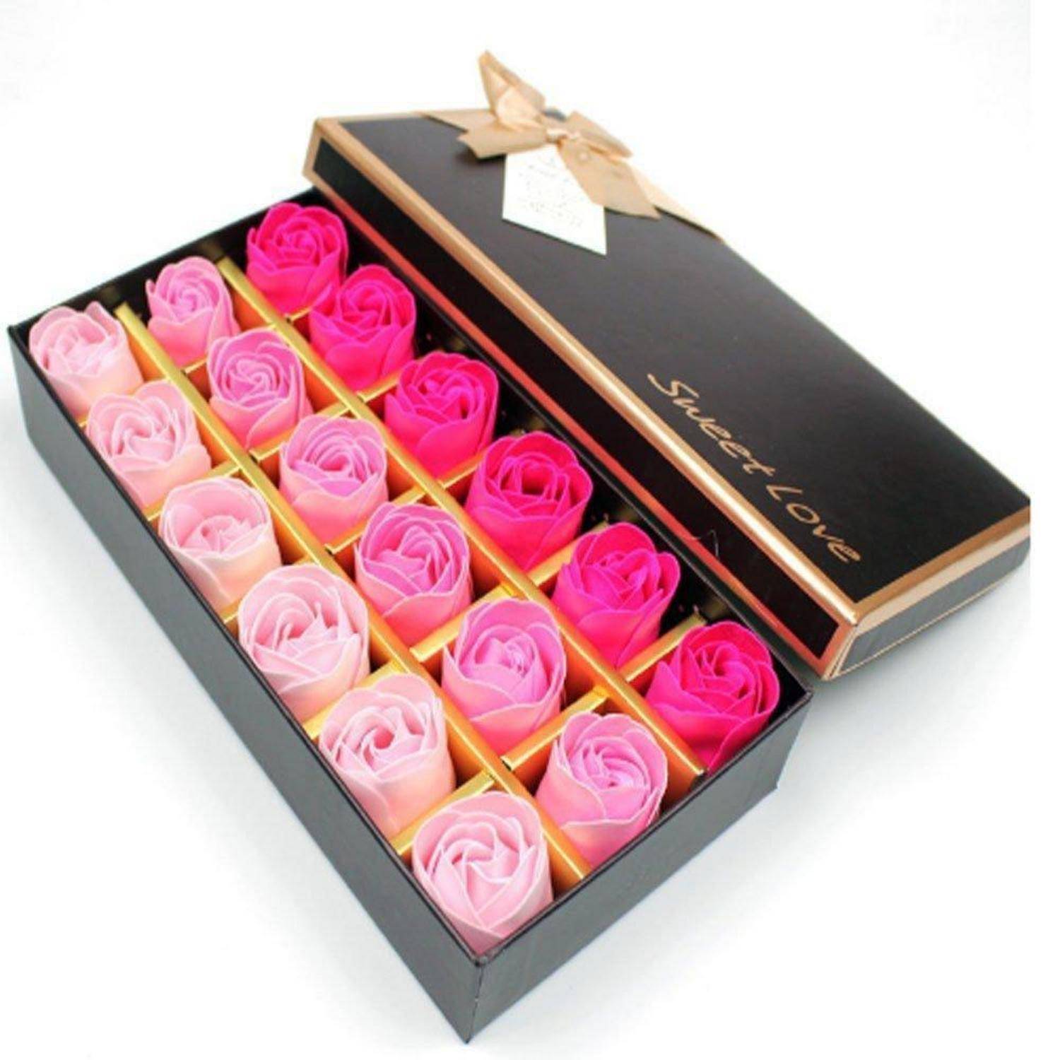 Eine Geschenkbox mit drei Reihen rosa und roter rosenförmiger Seifen-Blumen, mit dem Etikett 'Sweet Love', zusammengebunden mit einem beigen Band und Anhänger.