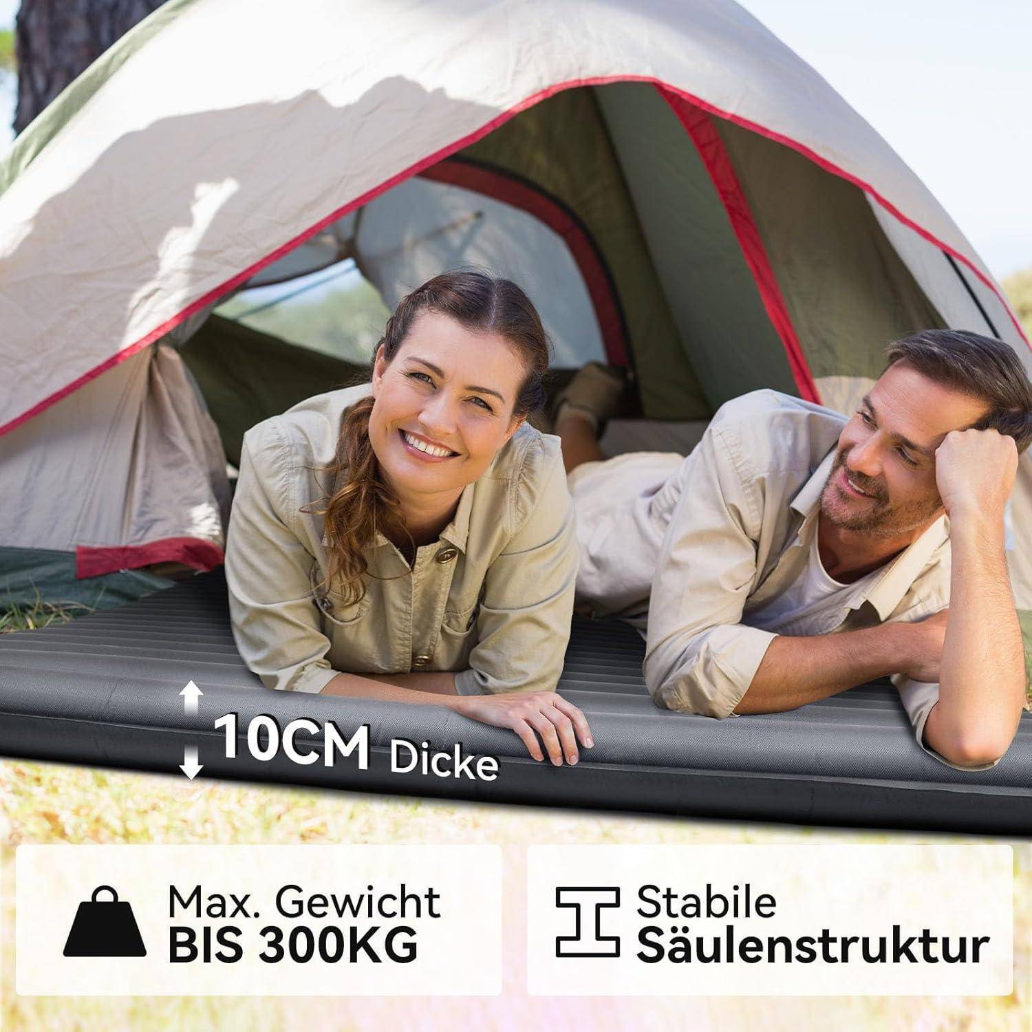 Ein lächelndes Paar, das auf einer Luftmatratze in einem Zelt liegt. Symbole darunter zeigen 'Max. Gewicht BIS 300KG' und 'Stabile Säulenstruktur'.