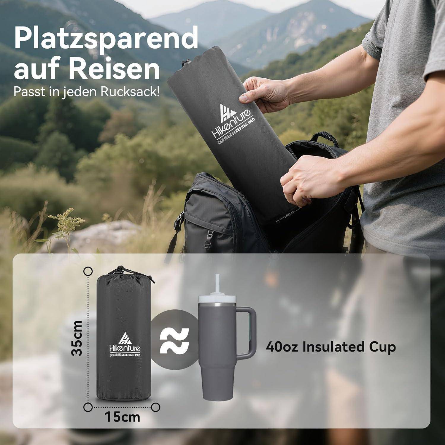 Eine Person steht im Freien und hält eine einziehbare Wandermatte neben einem Rucksack. Ein Text auf Deutsch wirbt für die kompakte Größe und Tragbarkeit der Matte und zeigt ihre Abmessungen im Vergleich zu einer Tasse.