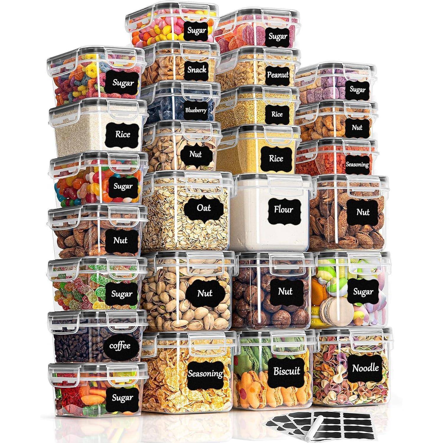 Stapel von beschrifteten, transparenten Behältern, gefüllt mit verschiedenen Lebensmitteln wie Zucker, Reis, Nüssen und Snacks; in Reihen angeordnet.