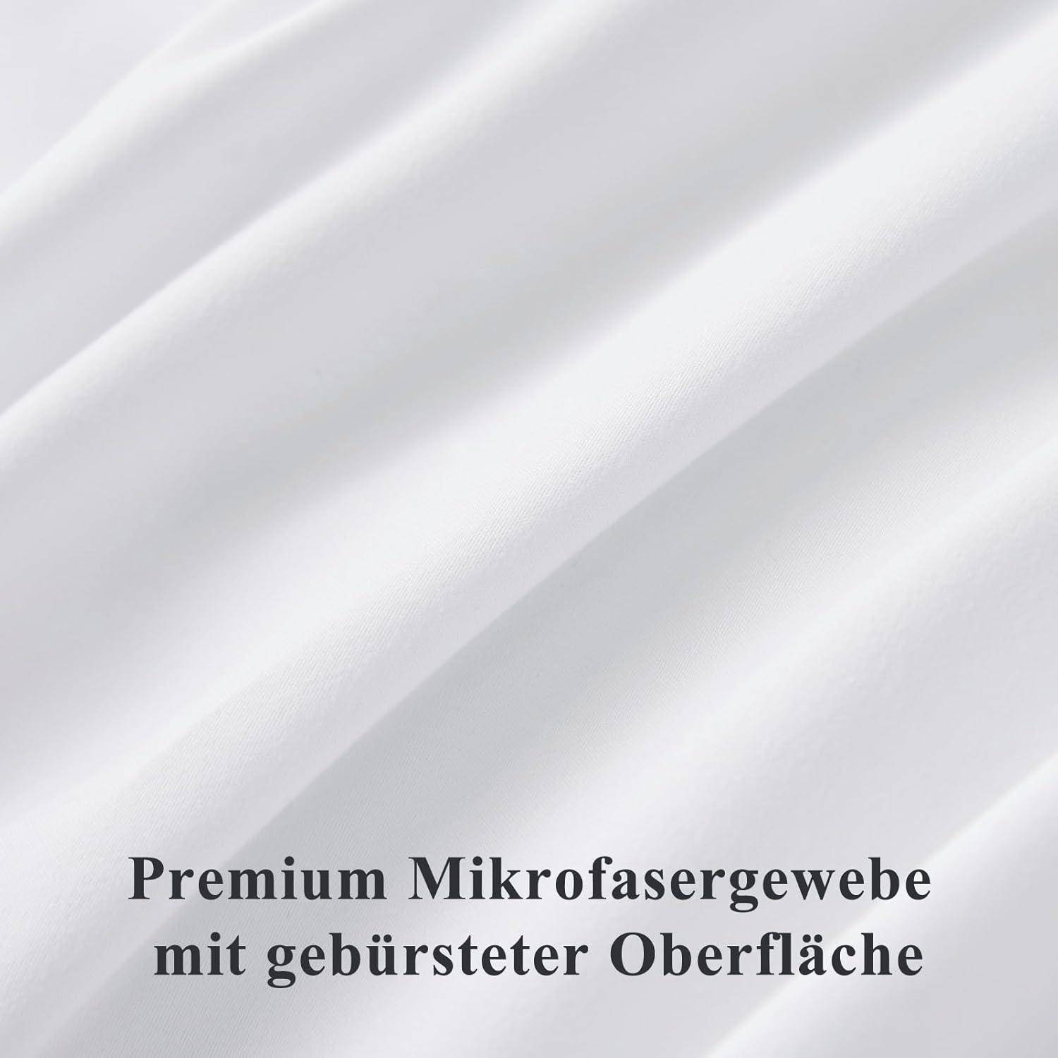 Nahaufnahme eines weichen, weißen Mikrofasergewebes mit dem Text ‚Premium Mikrofasergewebe mit gebürsteter Oberfläche', der seine Qualität betont.
