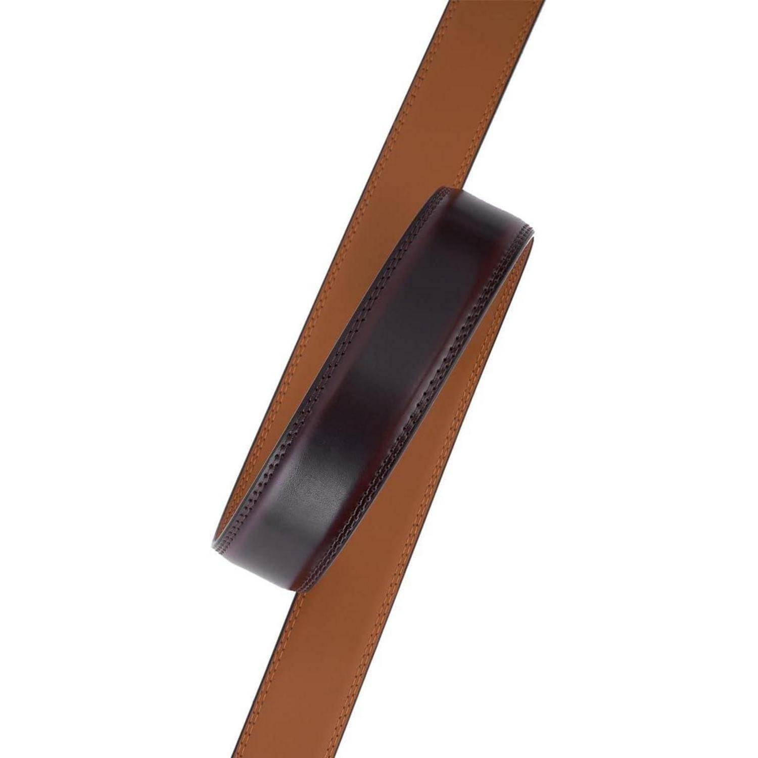 Ein brauner Ledergürtel mit einer glatten, dunkelbraunen Oberfläche und sichtbaren Nähten entlang der Kanten.
