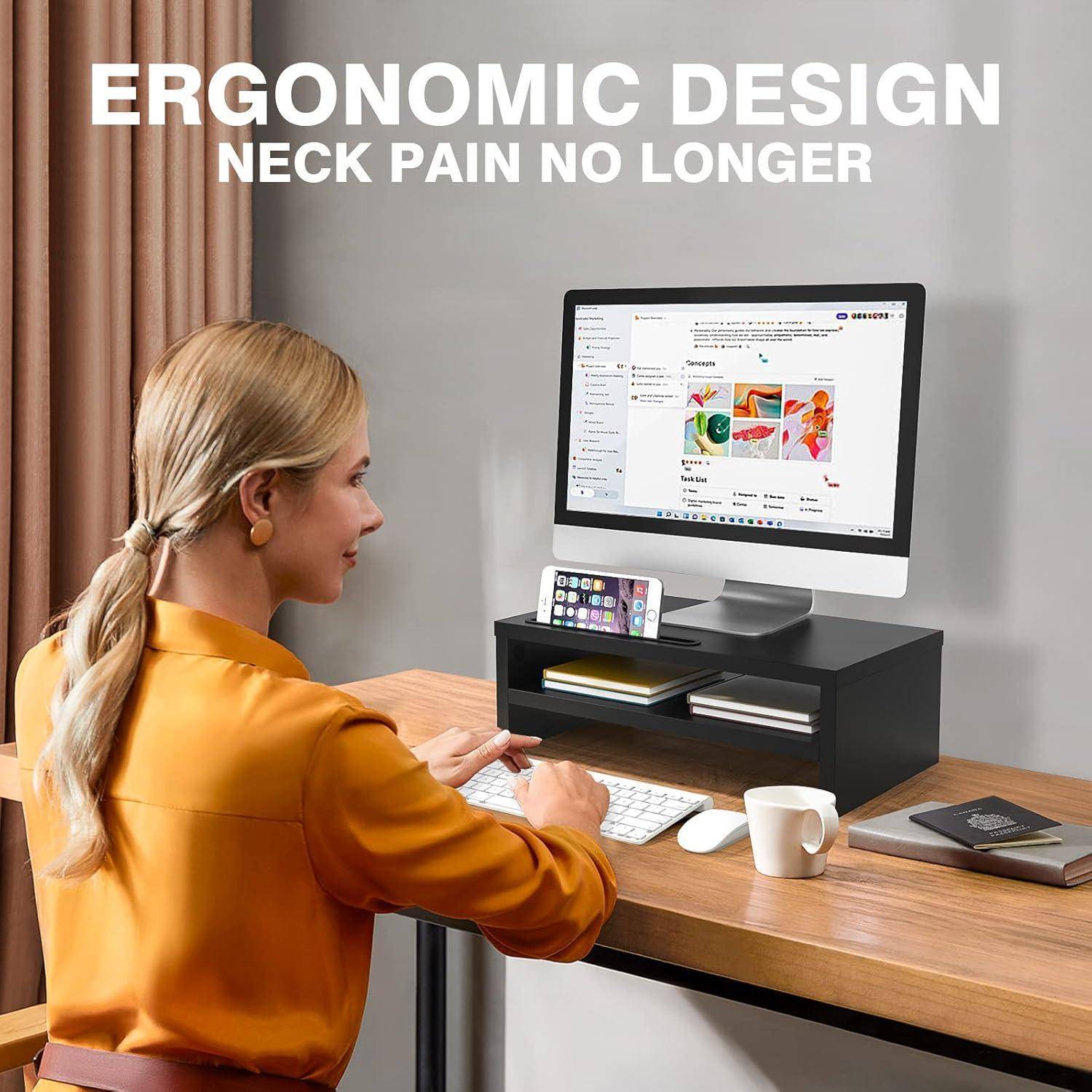 Eine Frau sitzt an einem Schreibtisch und verwendet einen Computer mit ergonomischen Zubehörteilen. Der Text lautet: 