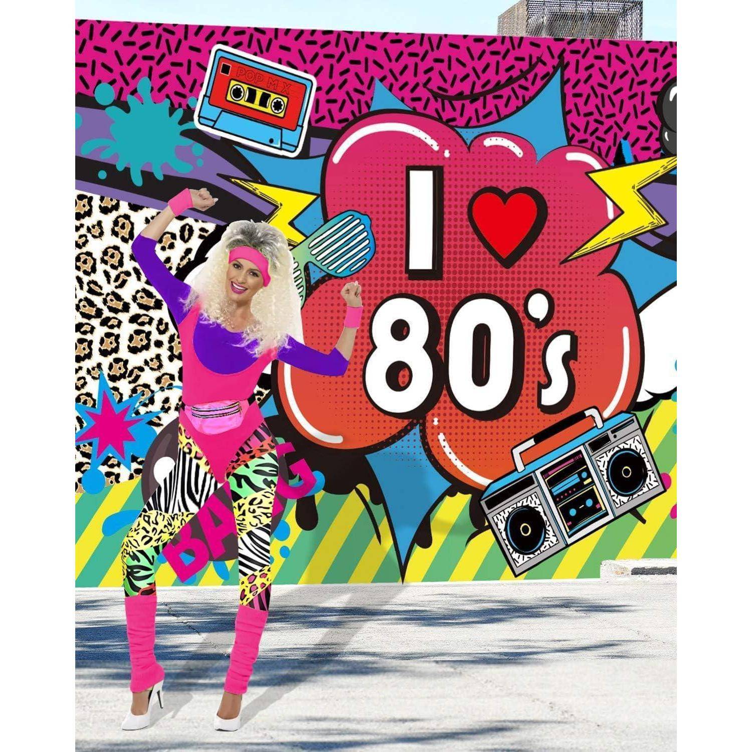 Eine Frau in auffälliger Kleidung der 1980er Jahre posiert energisch vor einem bunten Wandgemälde mit dem Motiv 'I ♥ 80's', Kassetten- und Ghettoblaster-Grafiken.