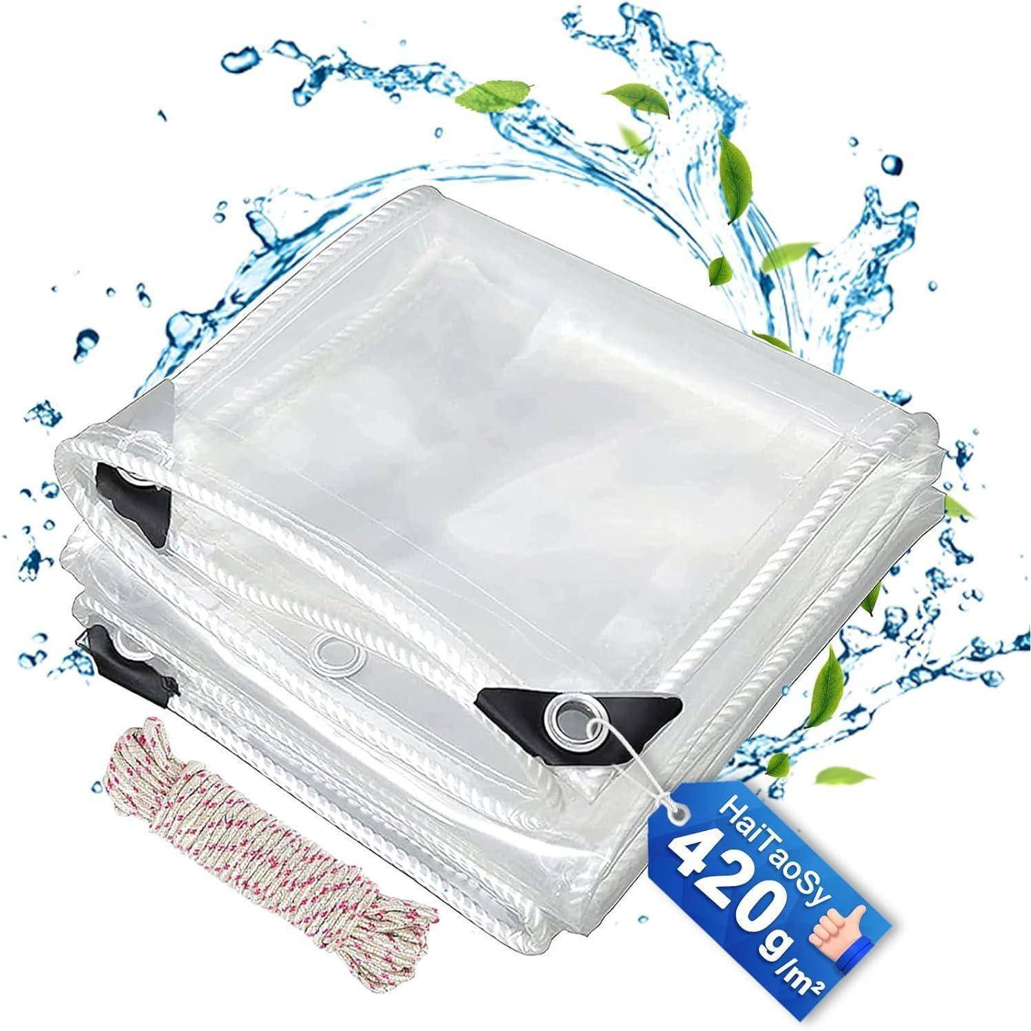 Eine transparente Plane mit verstärkten Kanten, gebundenem Seil und Metallösen. Der Text '420g/m²' erscheint auf einem blauen Etikett. Im Hintergrund spritzt Wasser.
