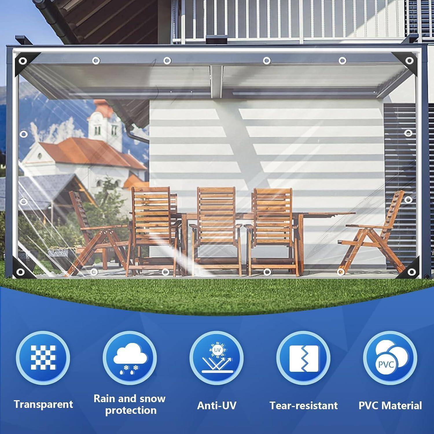 Eine transparente Outdoor-Einfriedung mit Holzstühlen und einem Holztisch, die an ein Gebäude angelehnt ist. Icons unten zeigen Schutz vor Regen, UV-Strahlung und andere Eigenschaften.