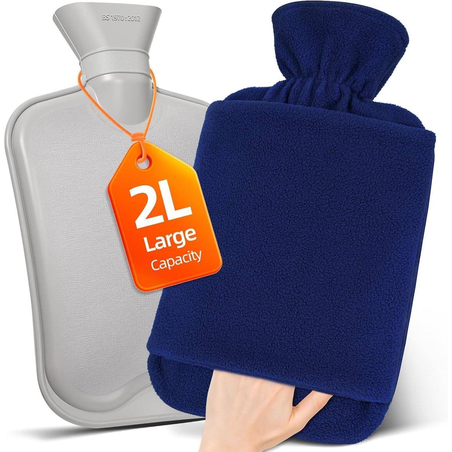 Eine blaue Wärmflasche mit Fleecebezug wird neben einer grauen Flasche ohne Bezug gezeigt. Das Etikett liest '2L großes Fassungsvermögen'.