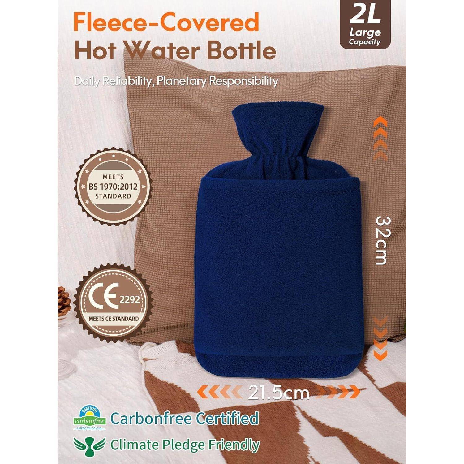 Fleece-Überzogene Wärmflasche, 2L Großraumkapazität, 32cm x 21,5cm. Erfüllt Sicherheitsstandards. Carbonfrei-zertifiziert. Klimafreundlich.