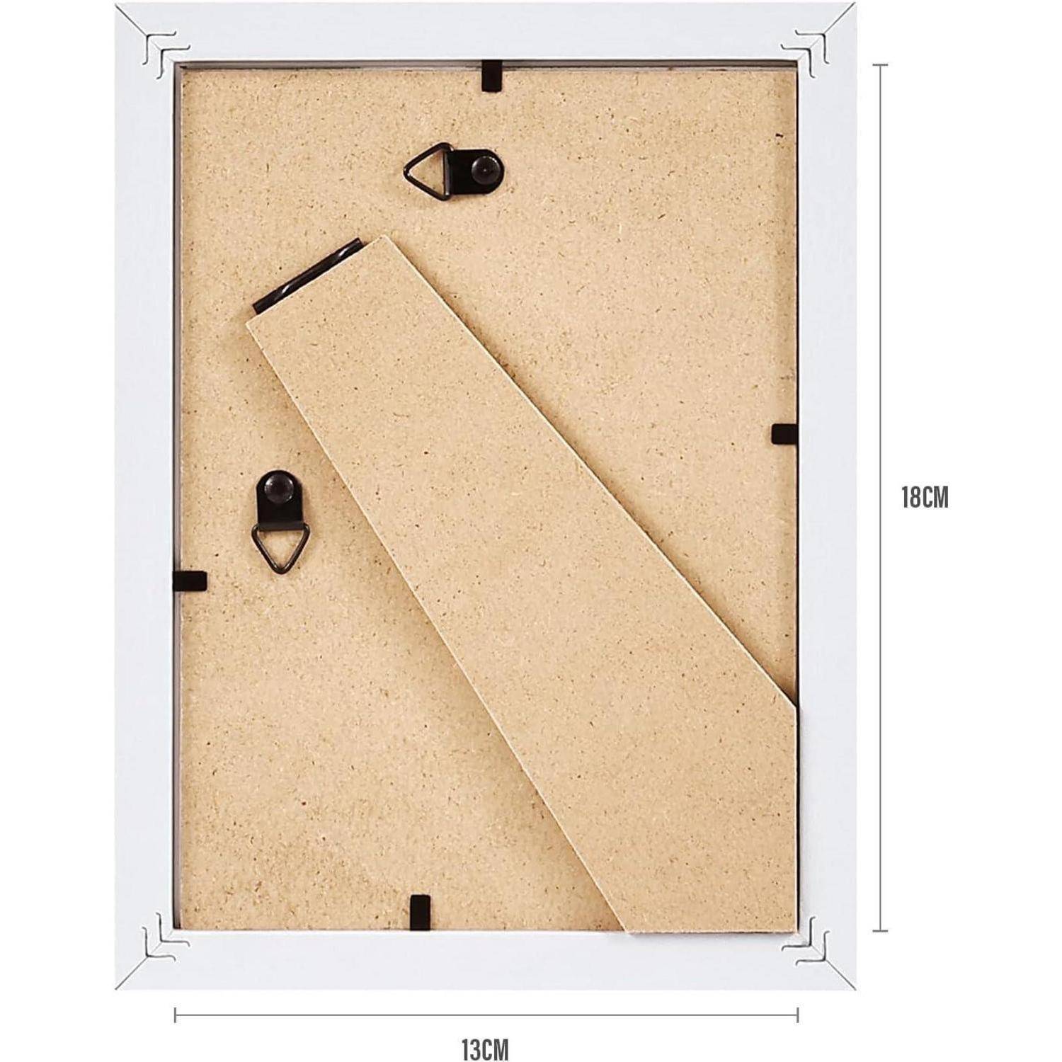 Ein beige, rechteckiger Fotorahmen mit Rückseite, Aufstellständer und Haken zum Aufhängen. Abmessungen: 13 cm breit, 18 cm hoch.
