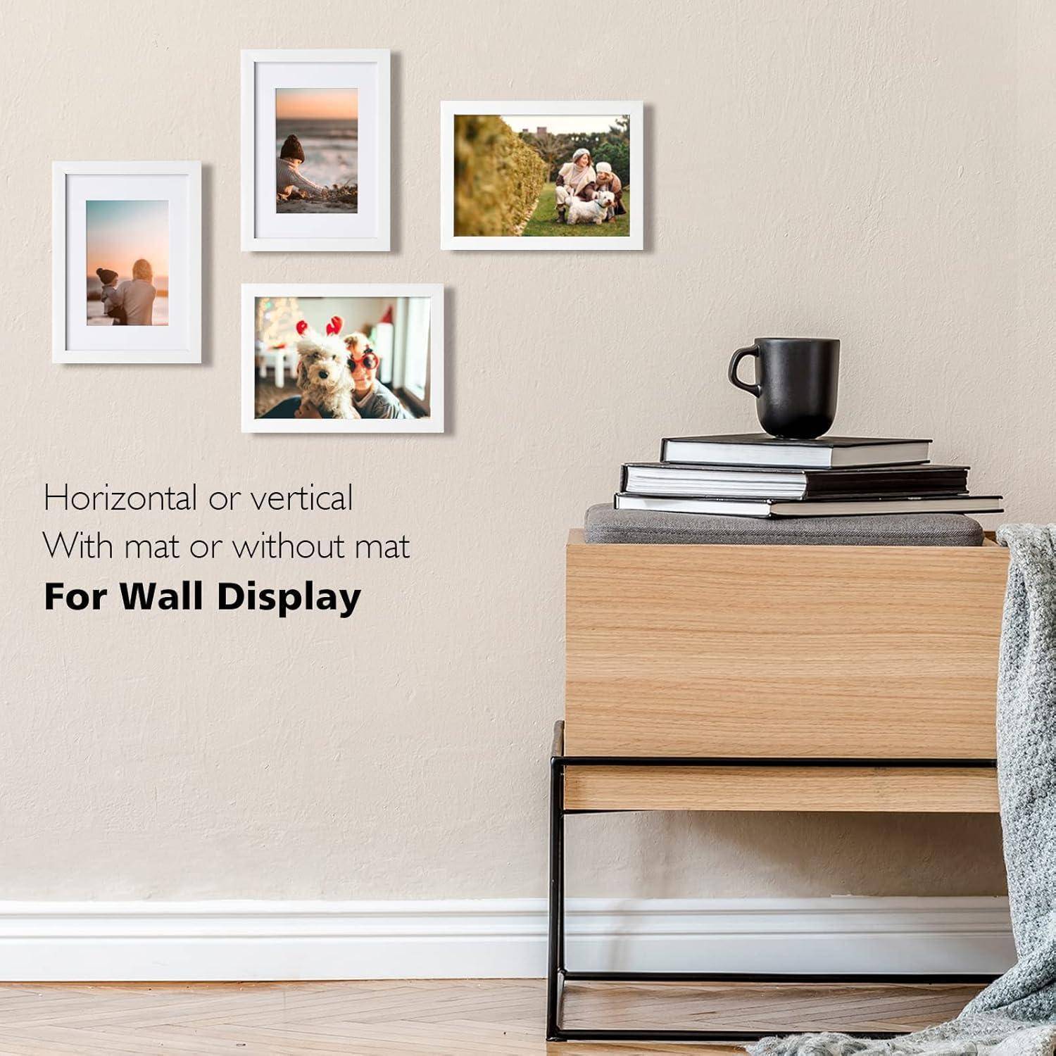 Eine Wand mit fünf gerahmten Fotos über einem kleinen Schrank. Text lautet: ‚Horizontal oder vertikal, Für Wanddisplay, Mit oder ohne Passepartout.