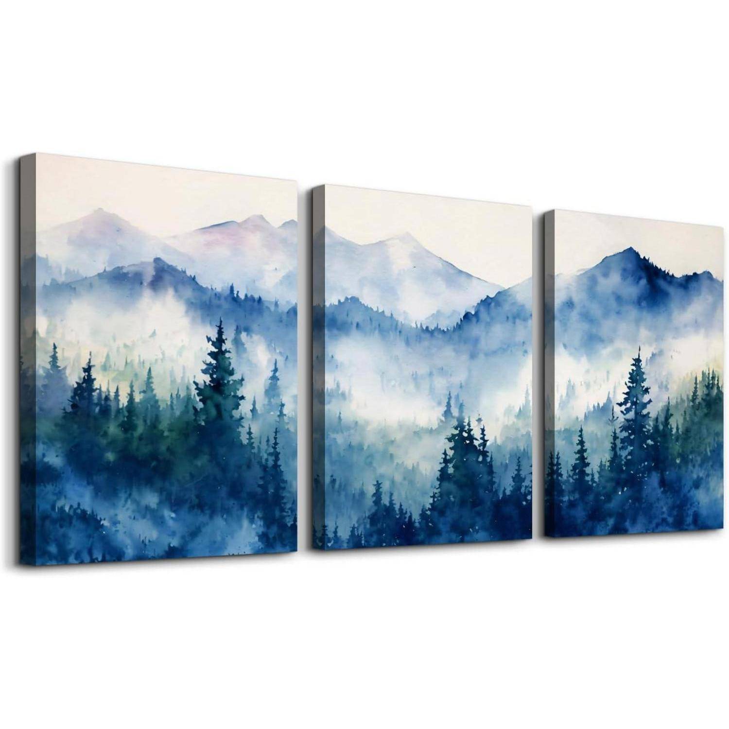 Triptychon-Gemälde von nebligen blauen Bergen mit dichten Kiefernwäldern im Vordergrund, das eine ruhige und friedliche Naturlandschaft einfängt.