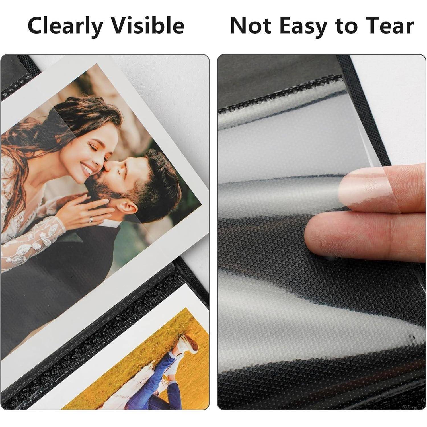 Deutlich sichtbare Fototaschen mit einem Paarfoto. Nahaufnahme zeigt ein schwer zu zerreißendes, transparentes Material, das von einer Hand gehalten wird.