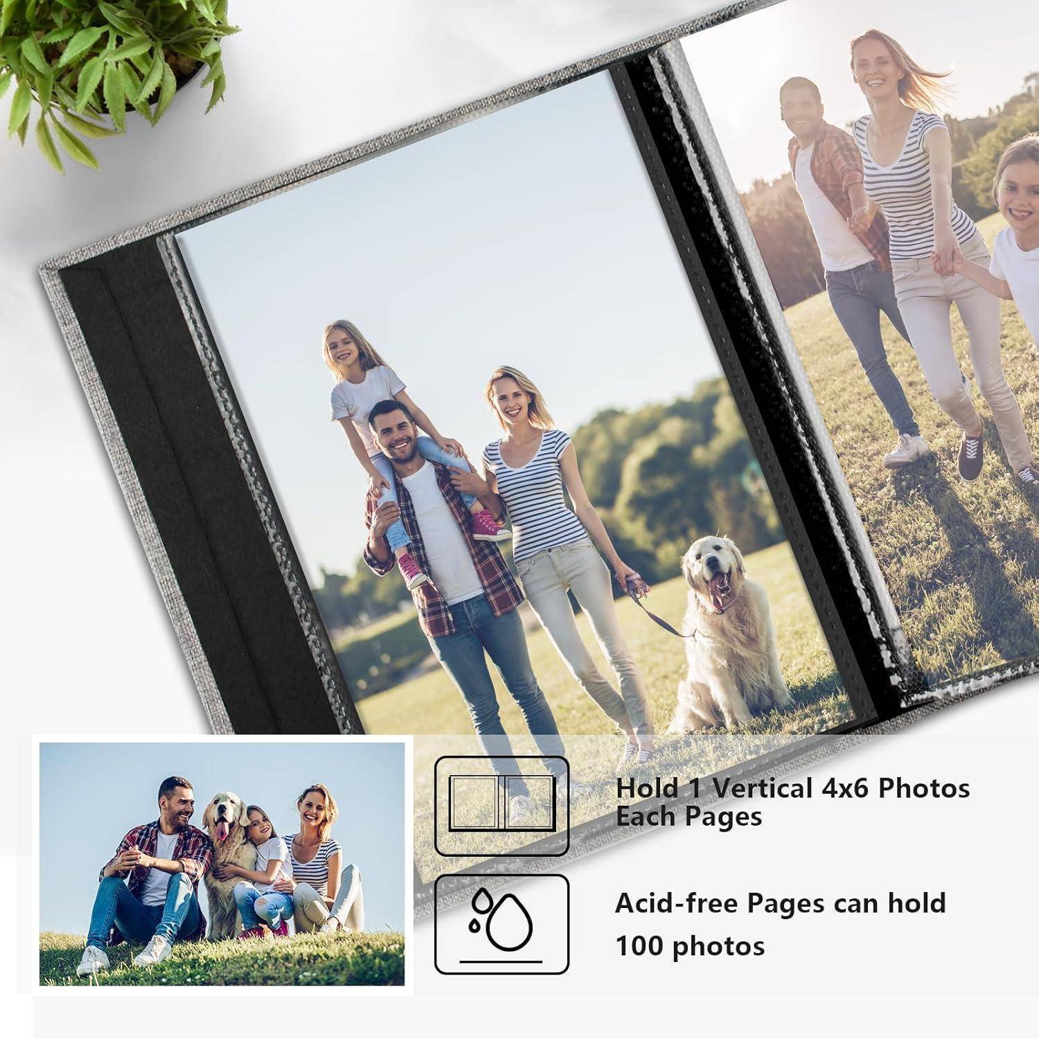 Familie posiert mit Hund im Freien, lächelt und genießt die Sonne. Fotoalbumseite zeigt Platz für vertikale 4x6-Fotos. Hält 100 Fotos.