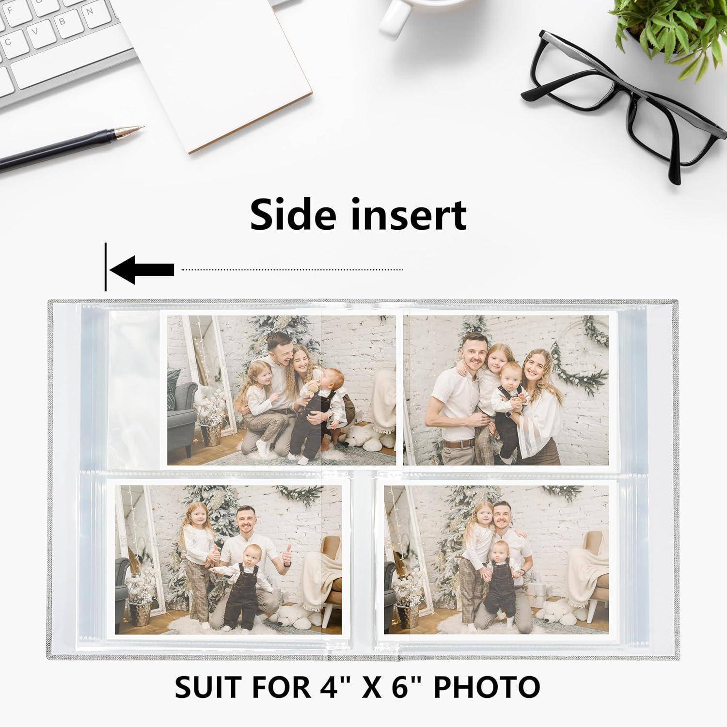 Fotoalbum mit einer Seiteneinlage für vier Fotos im Format 10 x 15 cm. Jedes Fach enthält Familienfotos mit weißem Rand. Brille und Kaffee liegen auf dem Schreibtisch in der Nähe.