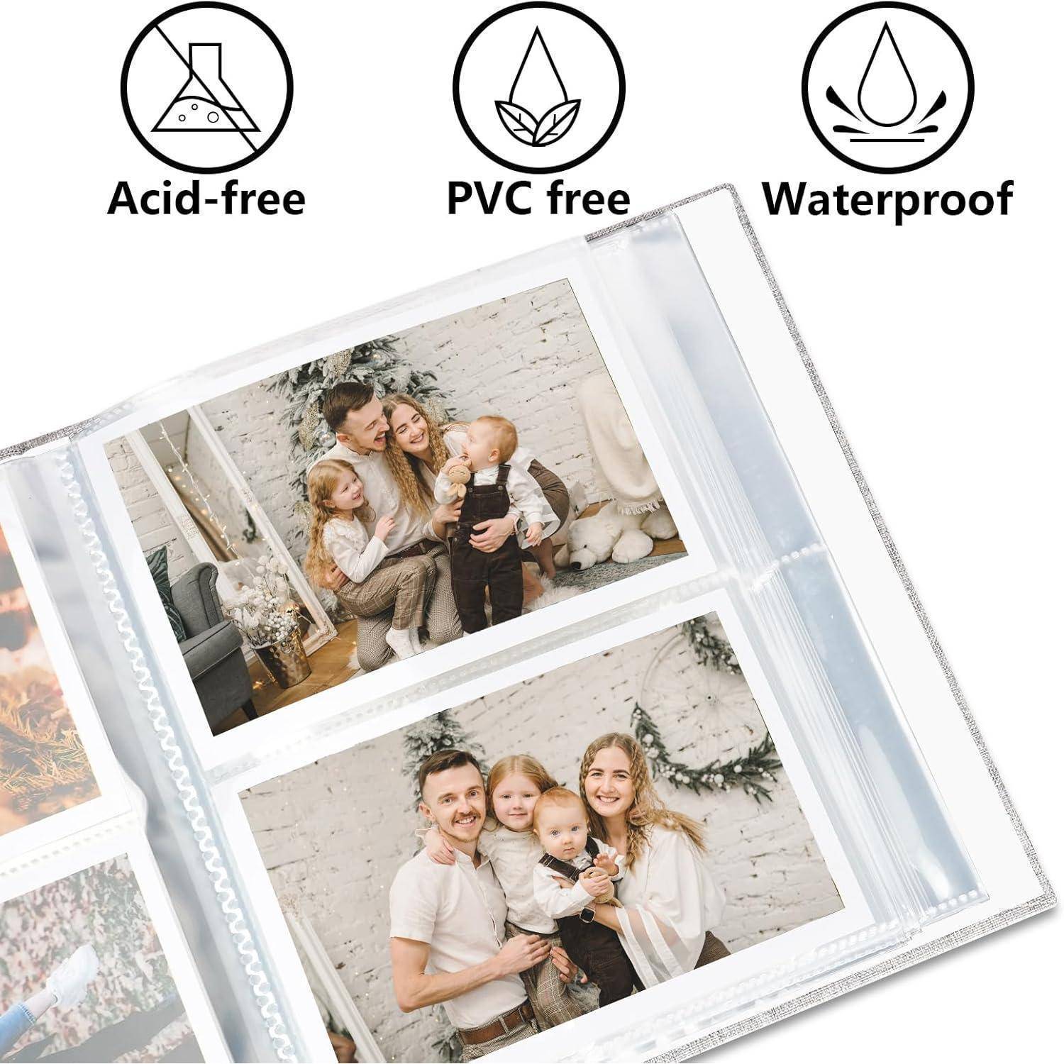 Familienalbum öffnen mit einem Familienfoto, das ausgestellt ist; beschriftete Symbole zeigen die Eigenschaften 'Säurefrei', 'PVC-frei' und 'Wasserdicht' an.