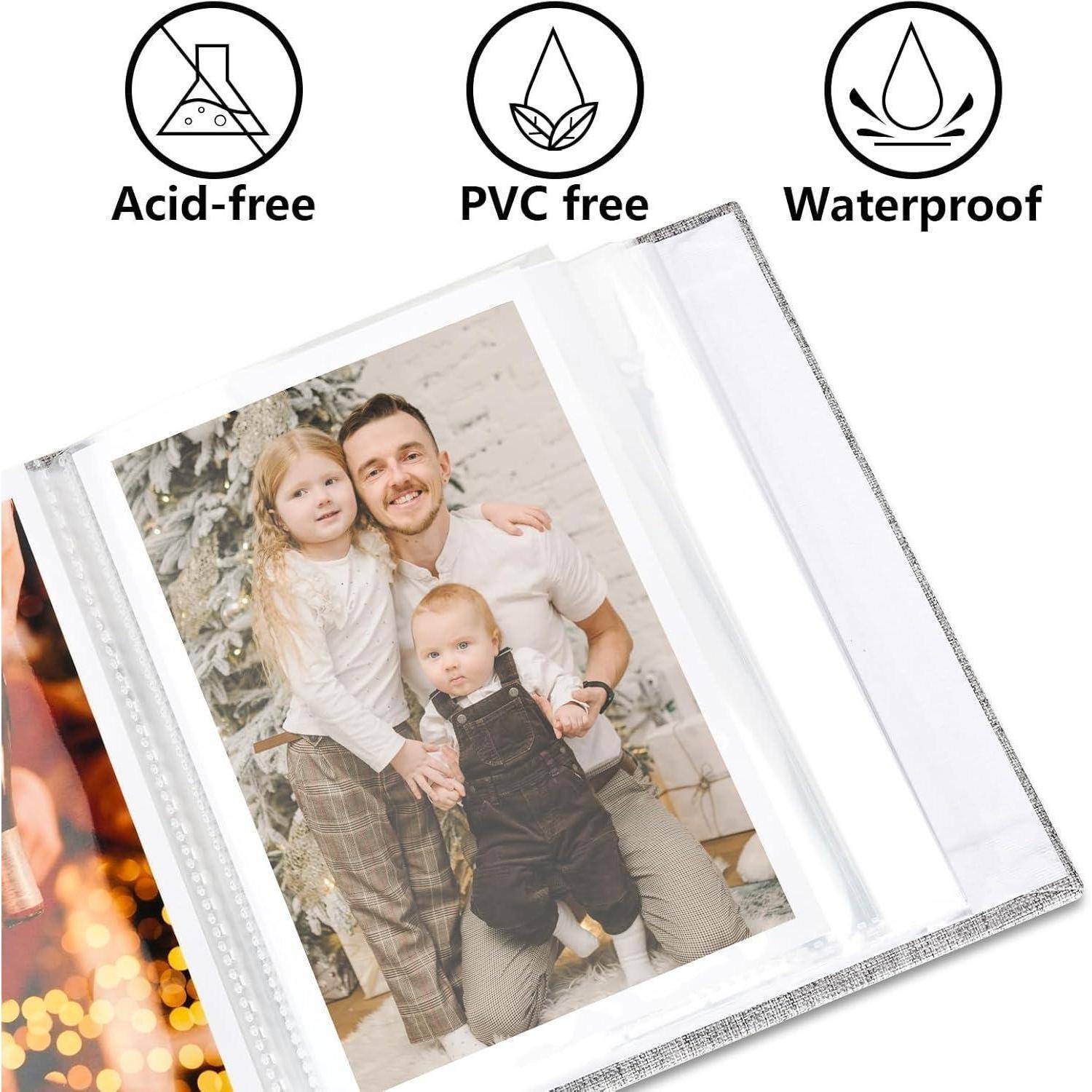 Ein Familienfoto mit einem lächelnden Mann, einem Kind in seinen Armen und einem Mädchen neben ihm. Überlagerte Symbole zeigen 'Säurefrei', 'PVC-frei' und 'Wasserdicht' an.