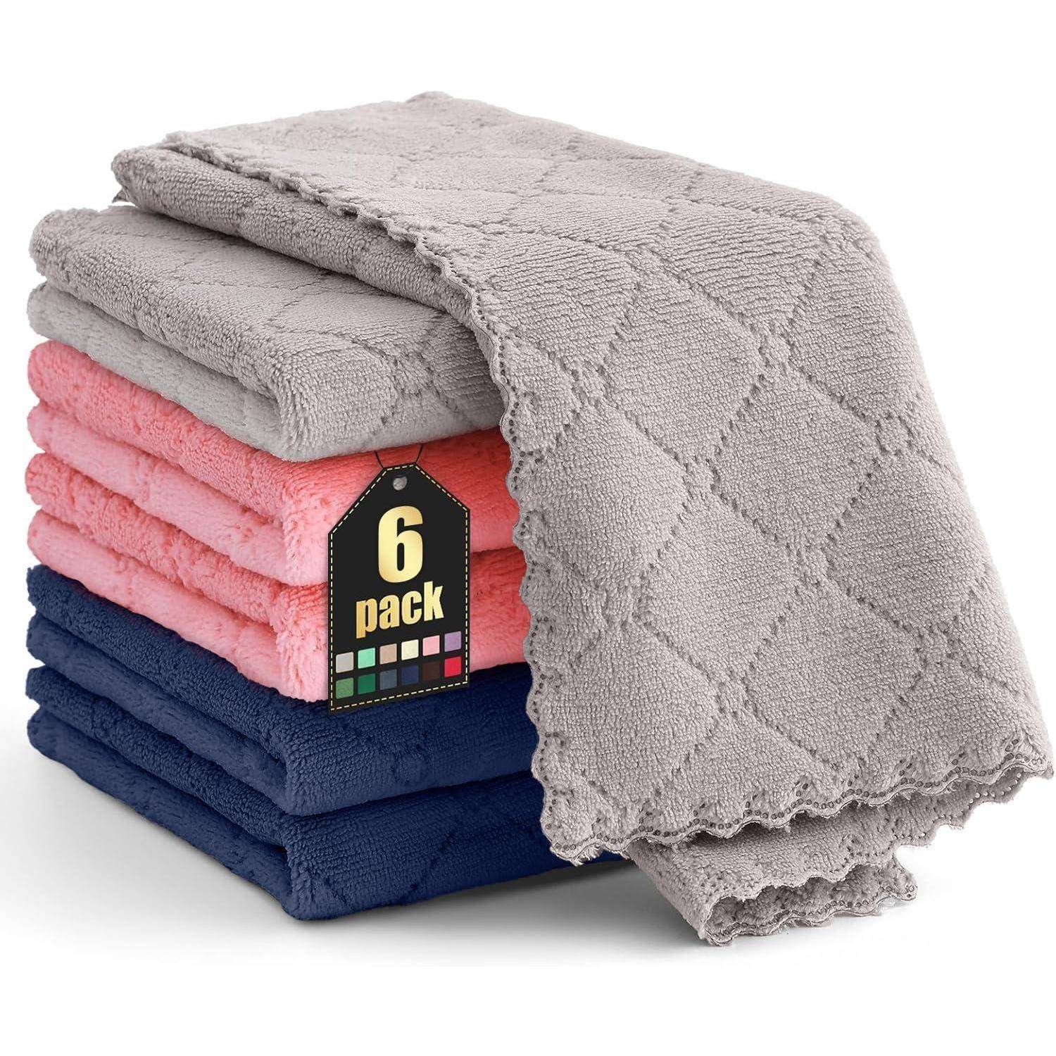 Ein Stapel von sechs weichen Handtüchern in den Farben Grau, Rosa und Blau, mit einer Etikette, die '6er Pack' zeigt, mit einer Diamantmuster-Textur.