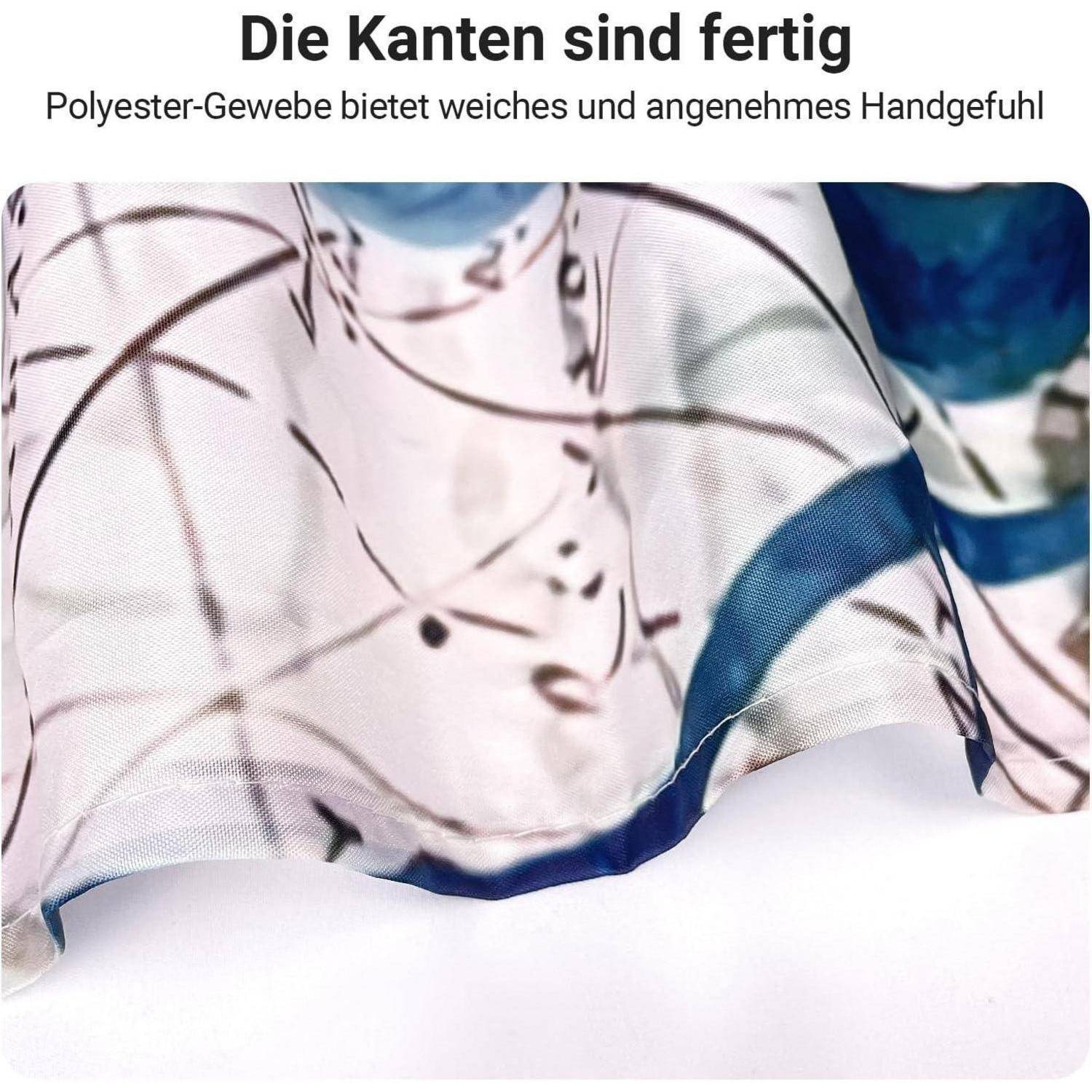 Nahaufnahme eines Polyesterstoffs mit abstrakten Mustern in Blau und Weiß. Text in Deutsch lautet 
