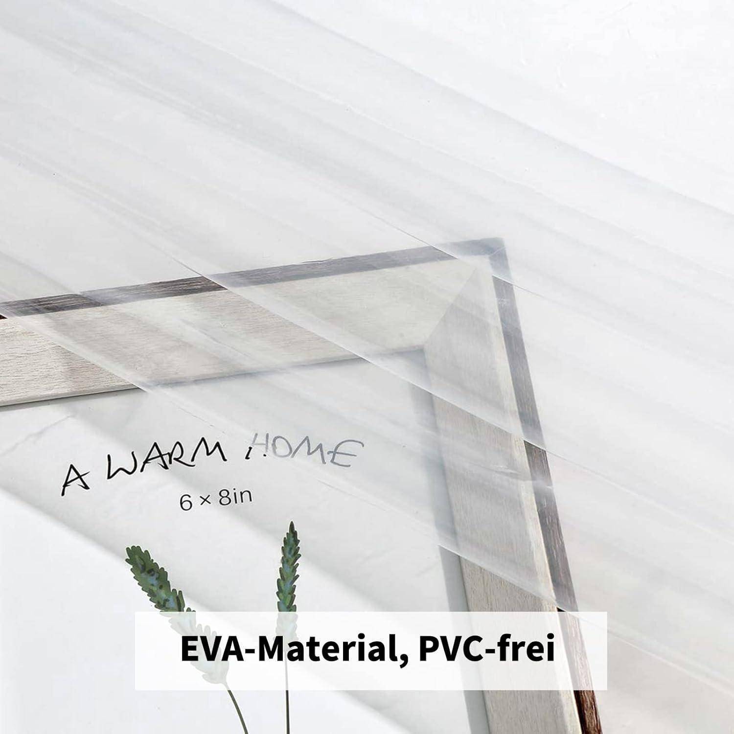 Eine Nahaufnahme eines Bilderrahmens mit der Aufschrift 'EIN WARMES ZUHAUSE' und '15 x 20 cm' im Inneren. Die Beschriftung lautet 'EVA-Material, PVC-frei' und gibt Aufschluss über das Material des Rahmens.