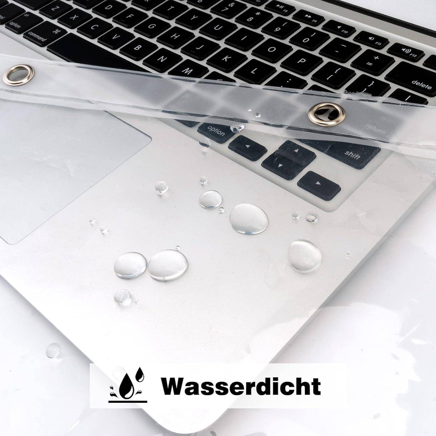 Eine durchsichtige wasserdichte Abdeckung schützt teilweise eine Laptop-Tastatur, wobei Wassertropfen im Tastaturbereich sichtbar sind. Der Text 'Wasserdicht' ist zu sehen, was die Wasserdichtigkeit anzeigt.
