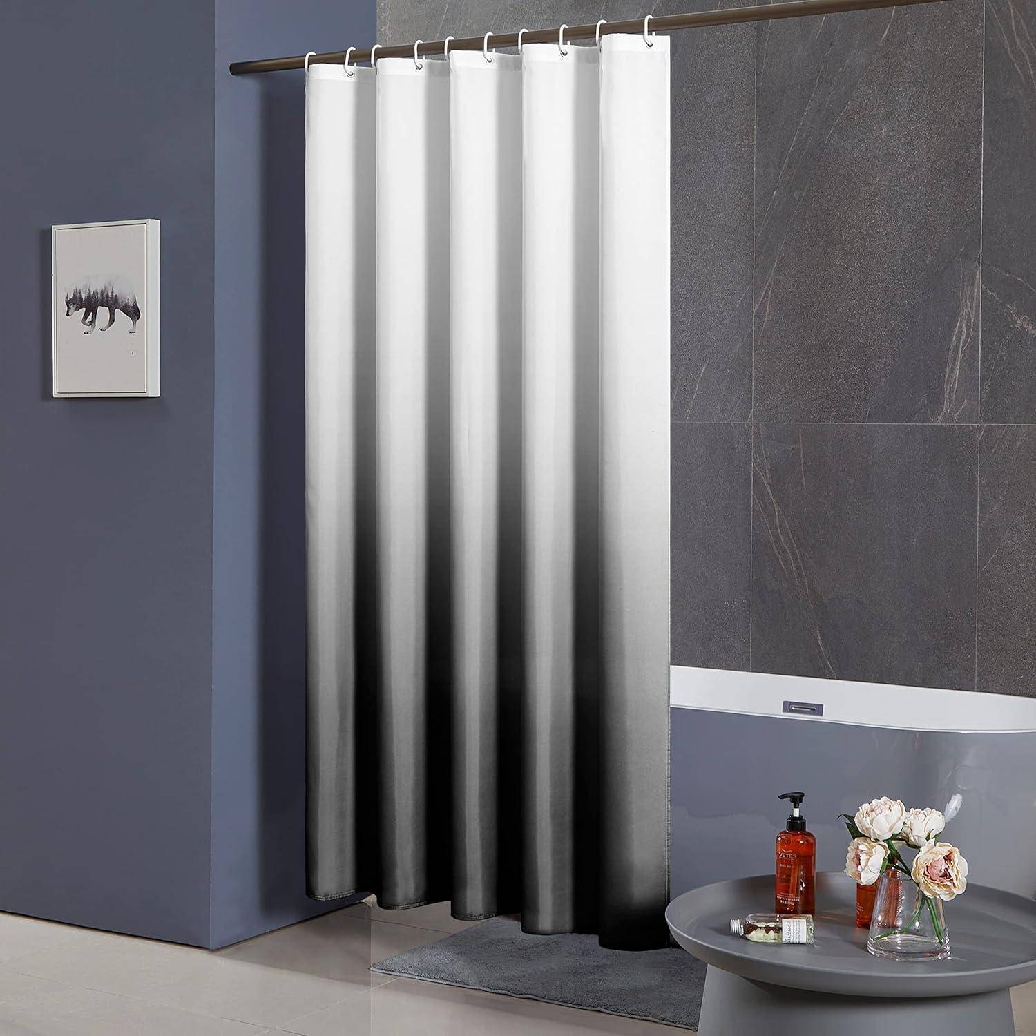 Ein modernes Badezimmer mit einem grauen Ombré-Duschvorhang, minimalistischer Wandkunst eines Wolfes, dunkelgrauen Fliesen und einer Badewanne, umgeben von Körperpflegeprodukten.