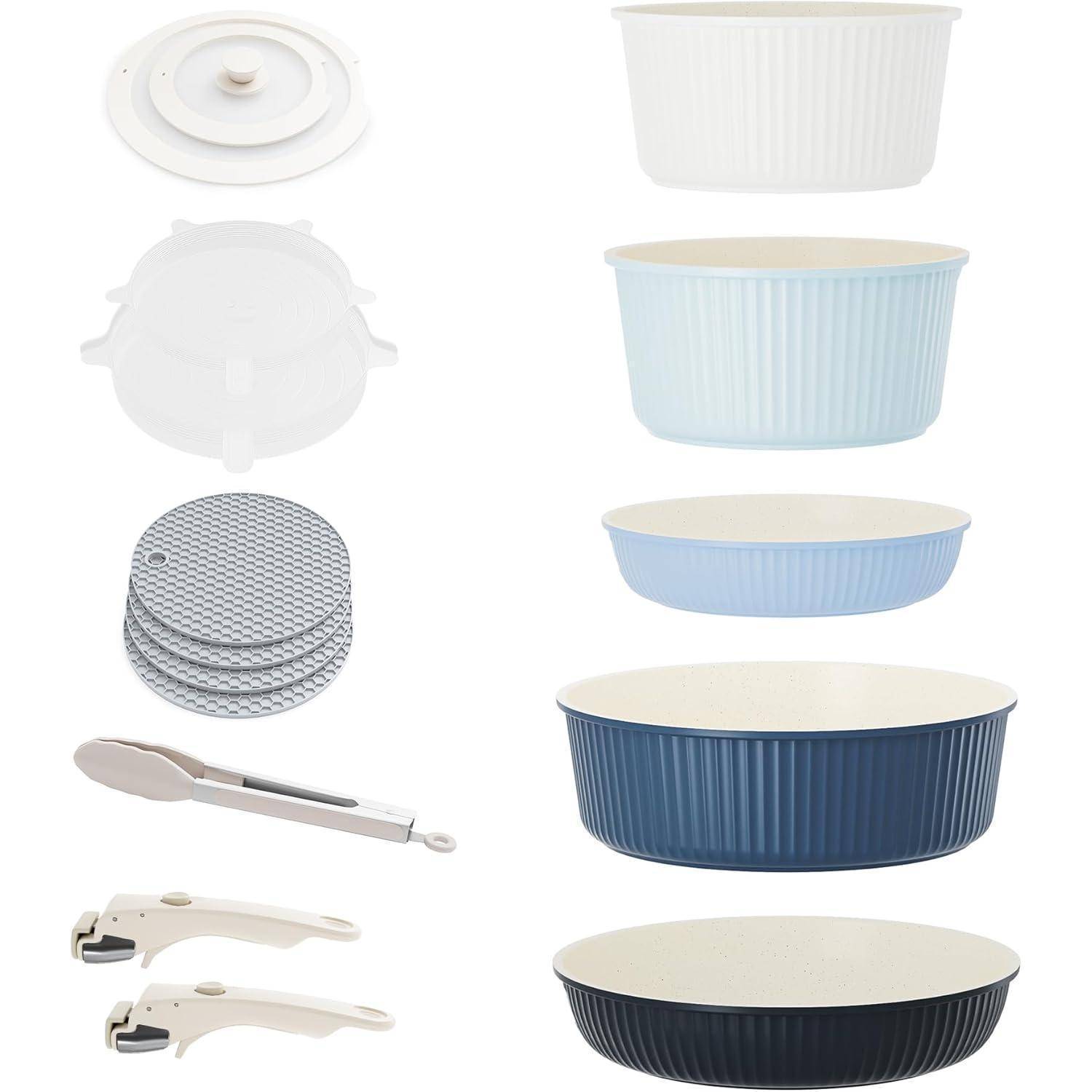 Kochgeschirr-Set mit stapelbaren Töpfen, Deckeln, Pfanne, Zange und Topflappen in verschiedenen Schattierungen von Weiß, Blau und Grau.