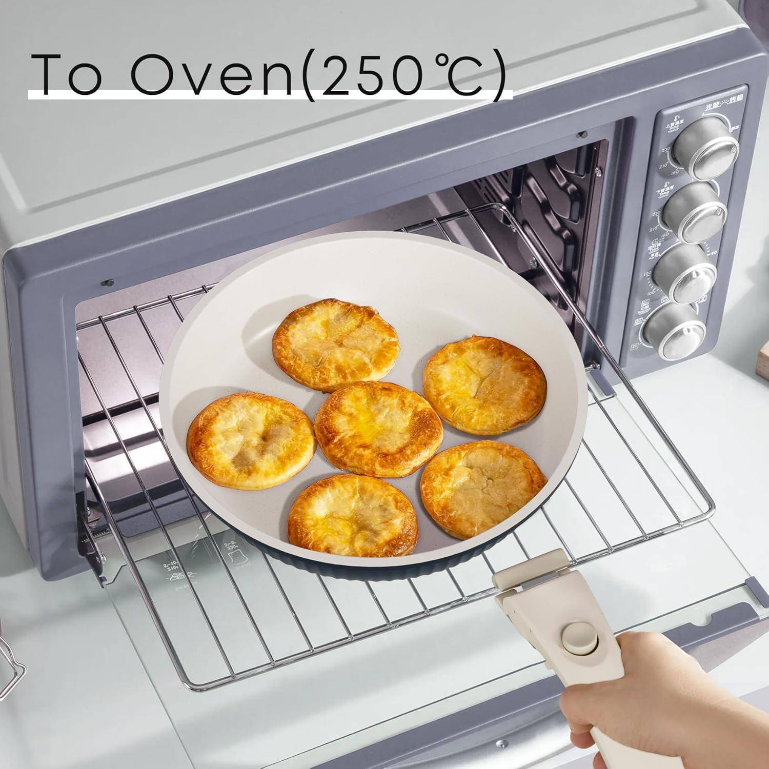 Hand legt Backblech mit sechs gebackenen Waren in einen auf 250°C vorgeheizten Ofen.