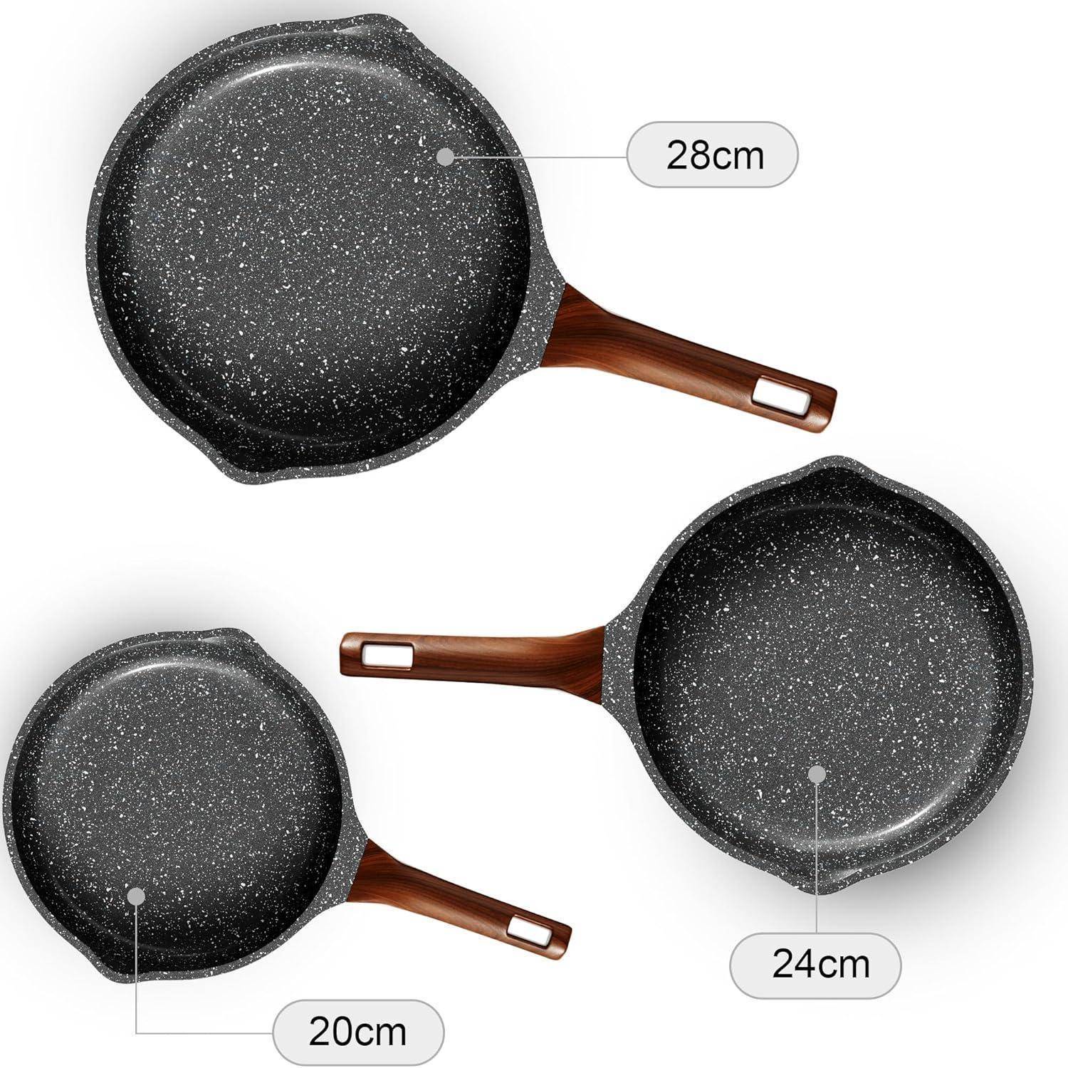 Drei Bratpfannen mit grauen gesprenkelten Oberflächen und braunen Griffen. Größen: groß (28 cm), mittel (24 cm), klein (20 cm).