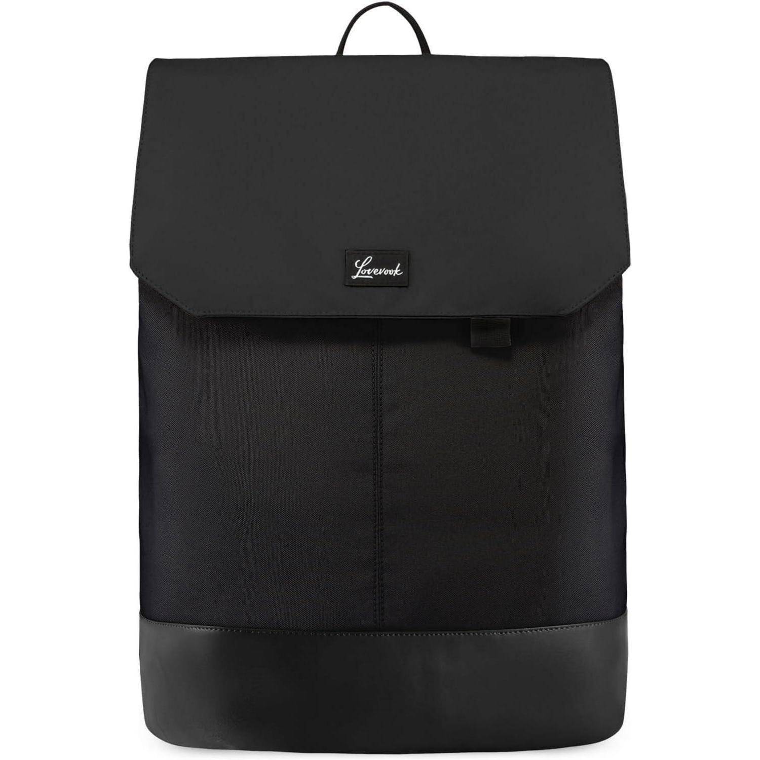 Ein schwarzer Rucksack mit Klappe, kleinem Griff oben und einem Logo-Anhänger. Der Boden hat einen Lederakzent. Schlichtes und modernes Design.