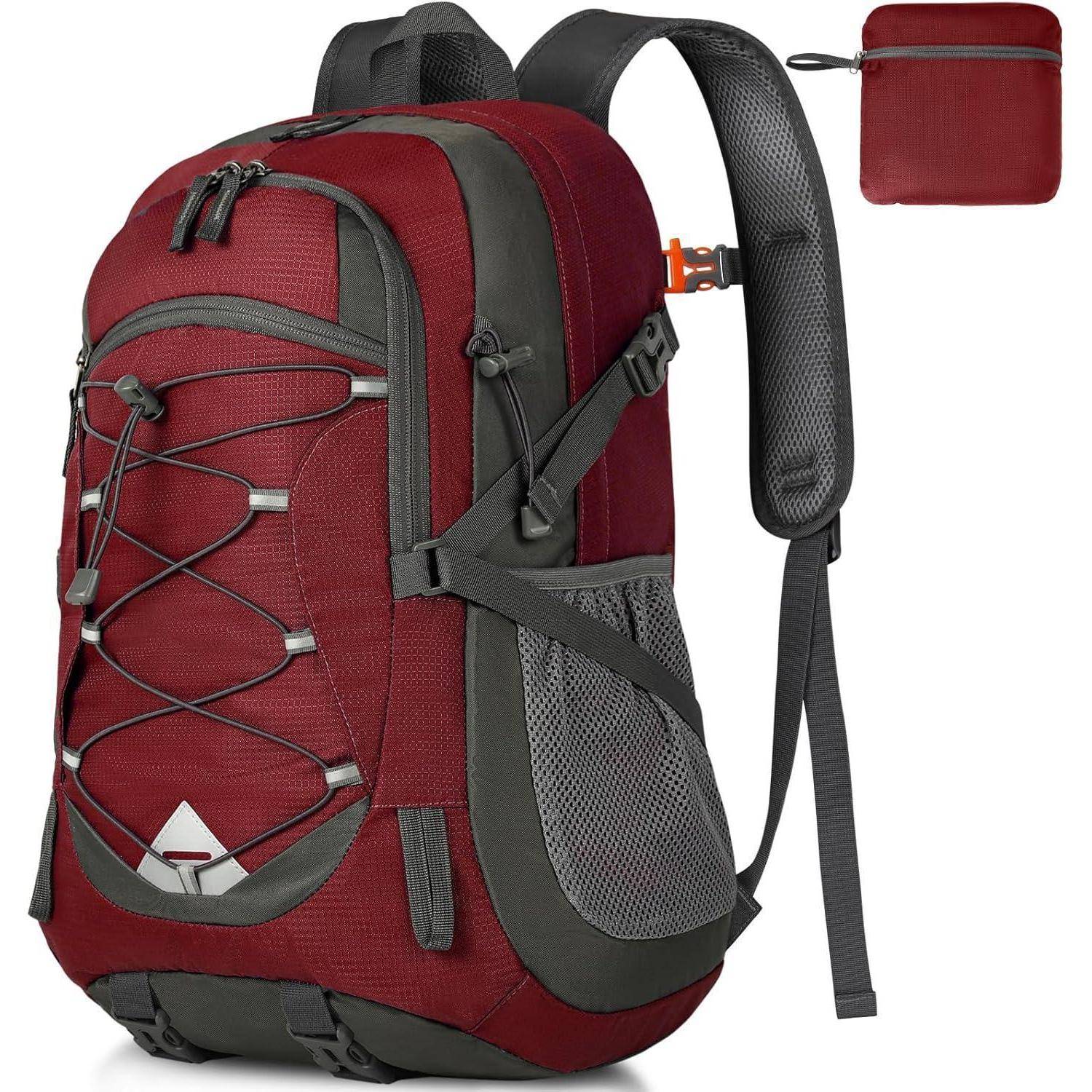 Ein bordeauxroter und schwarzer Wanderrucksack mit Netzseitetaschen, Frontbungee-Seil und angehängter kleiner Tasche für kompakte Aufbewahrung.