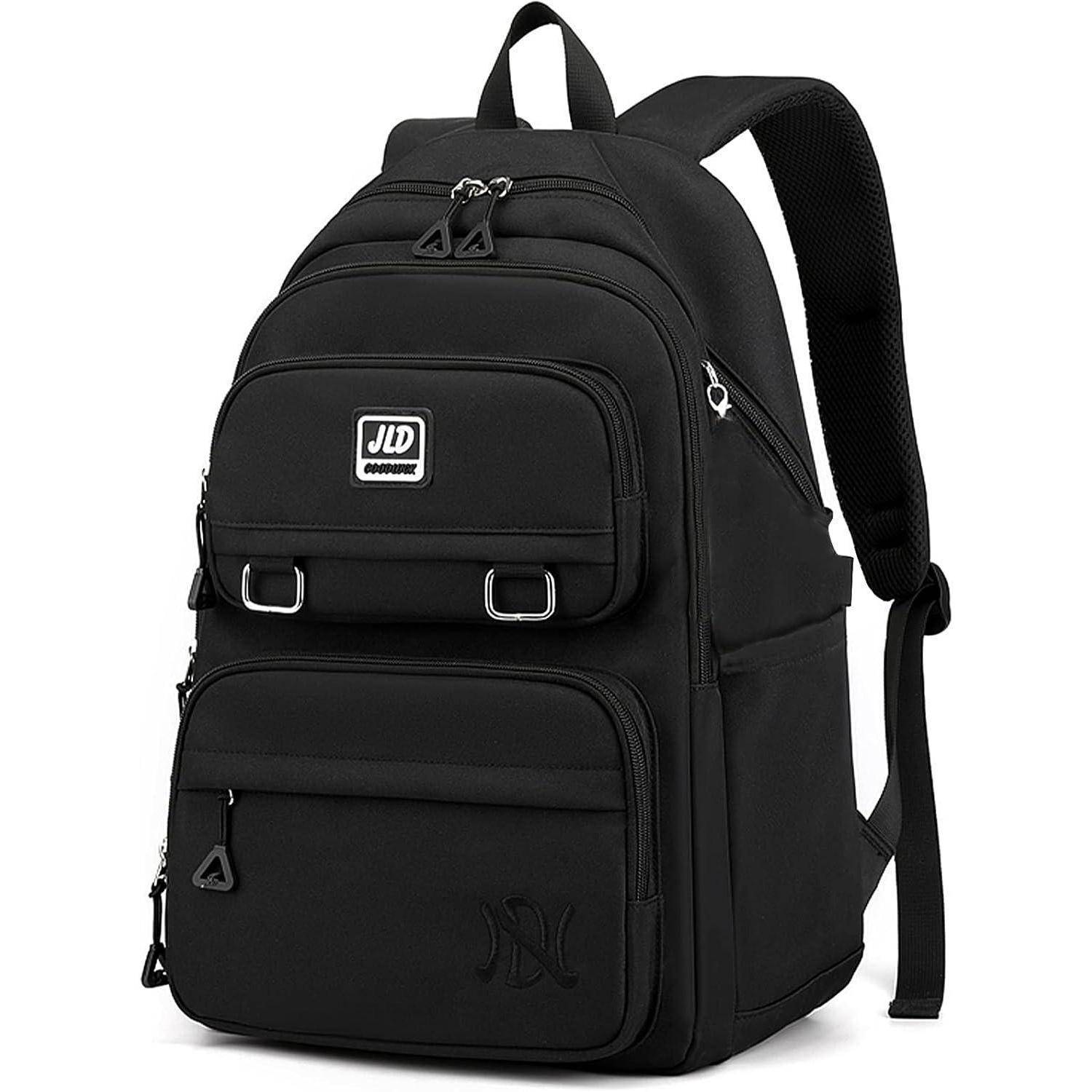 Ein schwarzer Rucksack mit mehreren Fächern und Reißverschlüssen, auf dem ein Logo-Aufnäher auf der Vorderseite angebracht ist. Er verfügt über verstellbare Träger und eine Seitentasche.