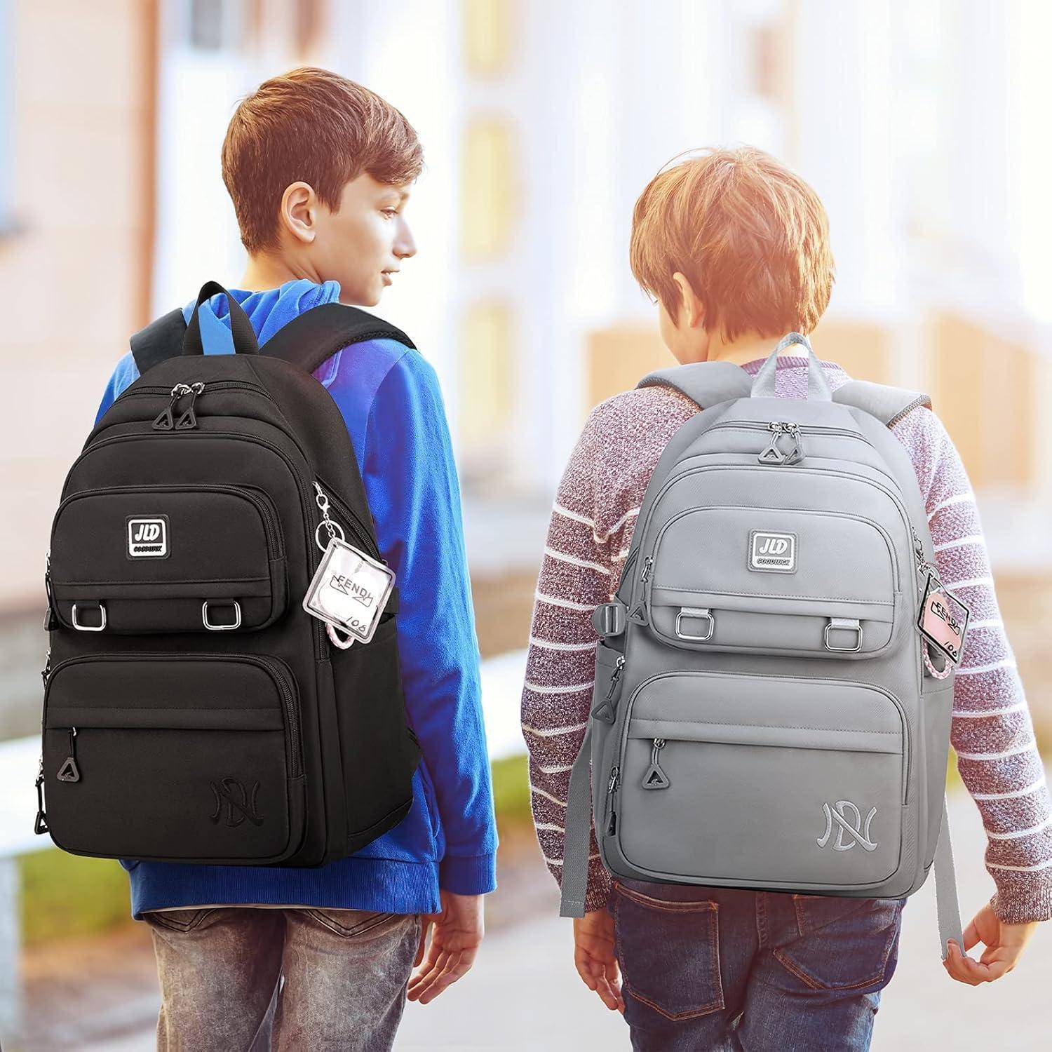 Zwei Kinder mit Rucksäcken gehen nach draußen und unterhalten sich. Die Rucksäcke tragen ein Design mit auffälligen Markenlogos.