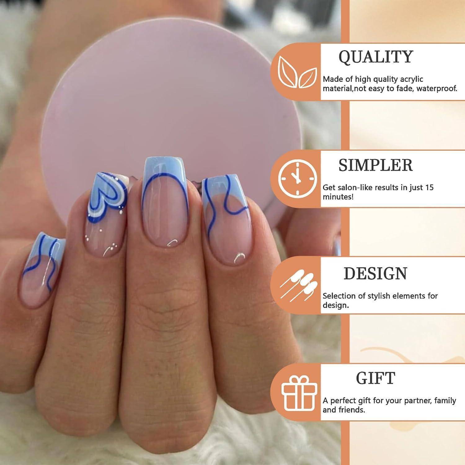 Eine Hand mit stilvollem blau-weißem Nageldesign. Rechts davon hebt Text Vorteile hervor: 