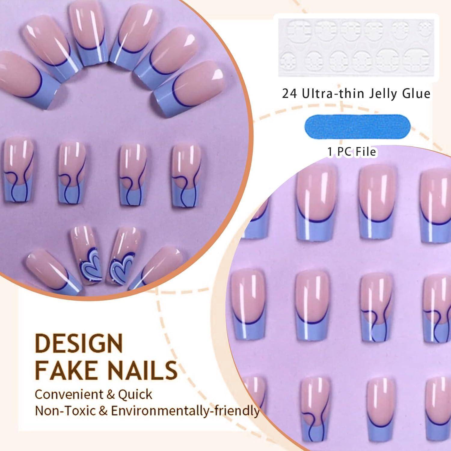 Künstliche Nagelset mit blauen French Tips im Herzdesign. Enthält 24 Gel-Klebepads, Nagelfeile. Etikett: 'Design Kunstnägel, Nicht-toxisch & umweltfreundlich.