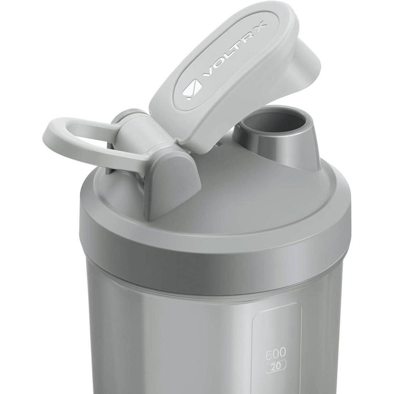 Eine graue Shakerflasche mit einem Mischungsmechanismus und dem 'Voltrx'-Logo auf dem Deckel, geeignet zum Mischen von Proteinshakes oder Nahrungsergänzungsmitteln.