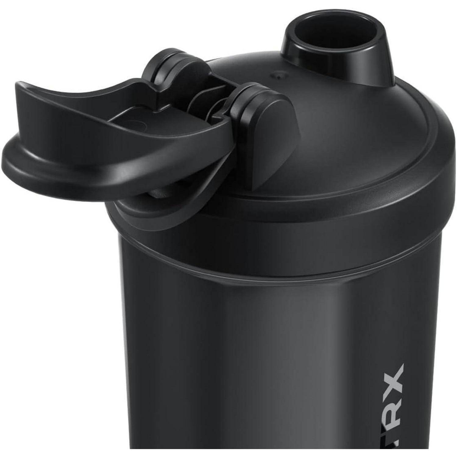 Eine schwarze Sport-Shakerflasche mit Klappdeckel und Ausguss zum Trinken.