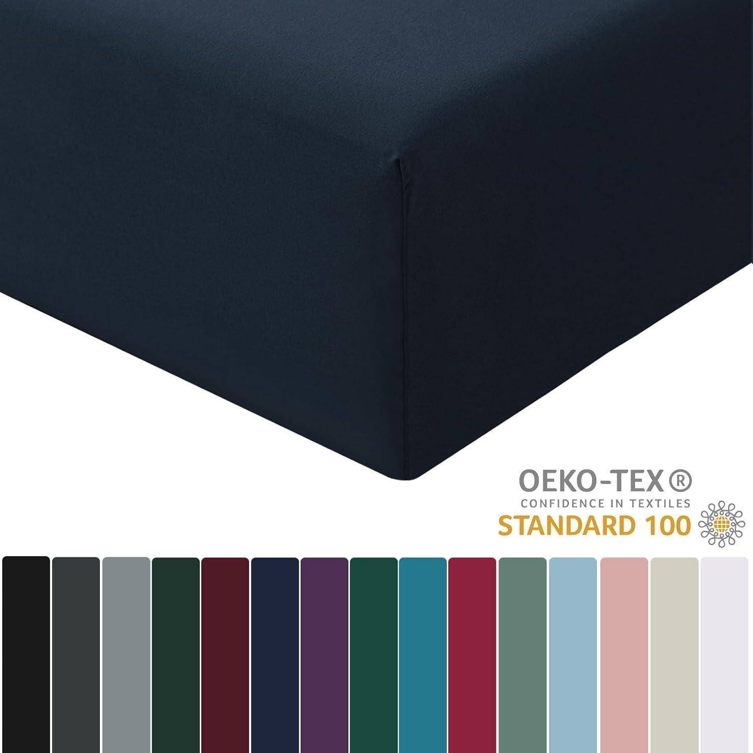 Ein dunkel gefärbtes Spannbettlaken in einer Winkelansicht, die Tiefe zeigt, mit OEKO-TEX Standard 100 Zertifizierungsetikett, das die Textielsicherheit verdeutlicht. Darunter befinden sich Farbmuster der verfügbaren Farboptionen.