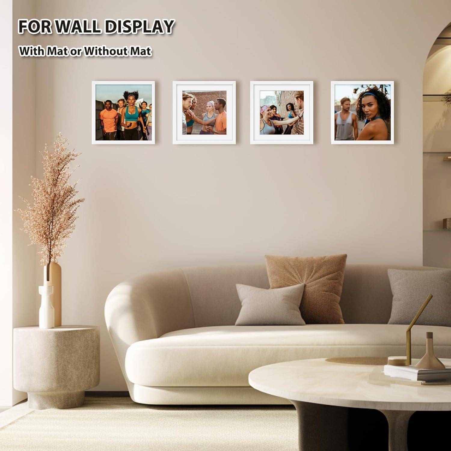 Ein modernes Wohnzimmer mit einem beigen Sofa, Kissen und einem Beistelltisch mit Pflanzen. Vier gerahmte Fotos hängen an der Wand über dem Sofa.