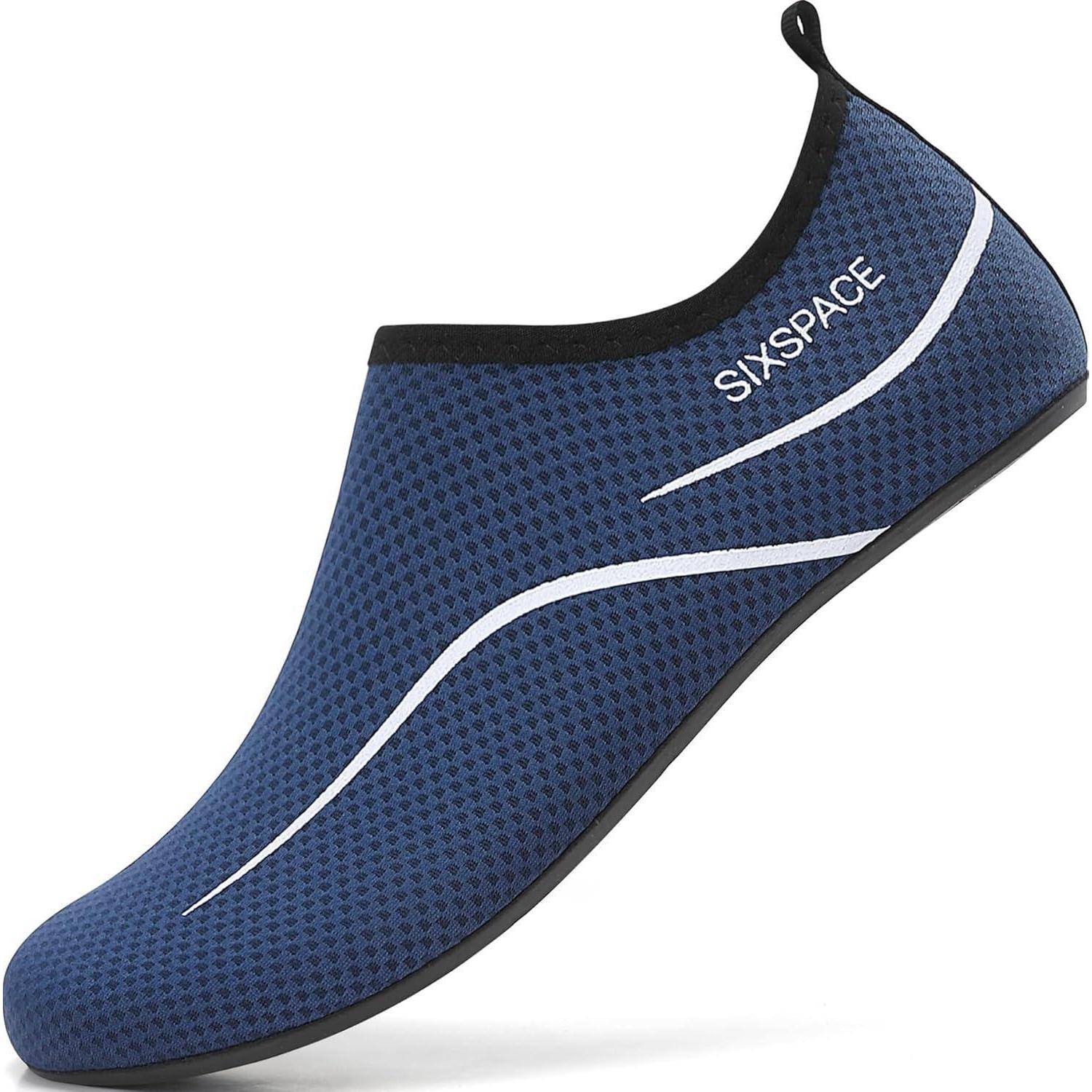 Eine Nahaufnahme eines blauen Wasserschuhs mit Schlupfdesign, der die Markenbezeichnung 'SIXSPACE' und einen schwarzen Rand trägt, unter einem Winkel angeordnet, um die Sohle zu zeigen.