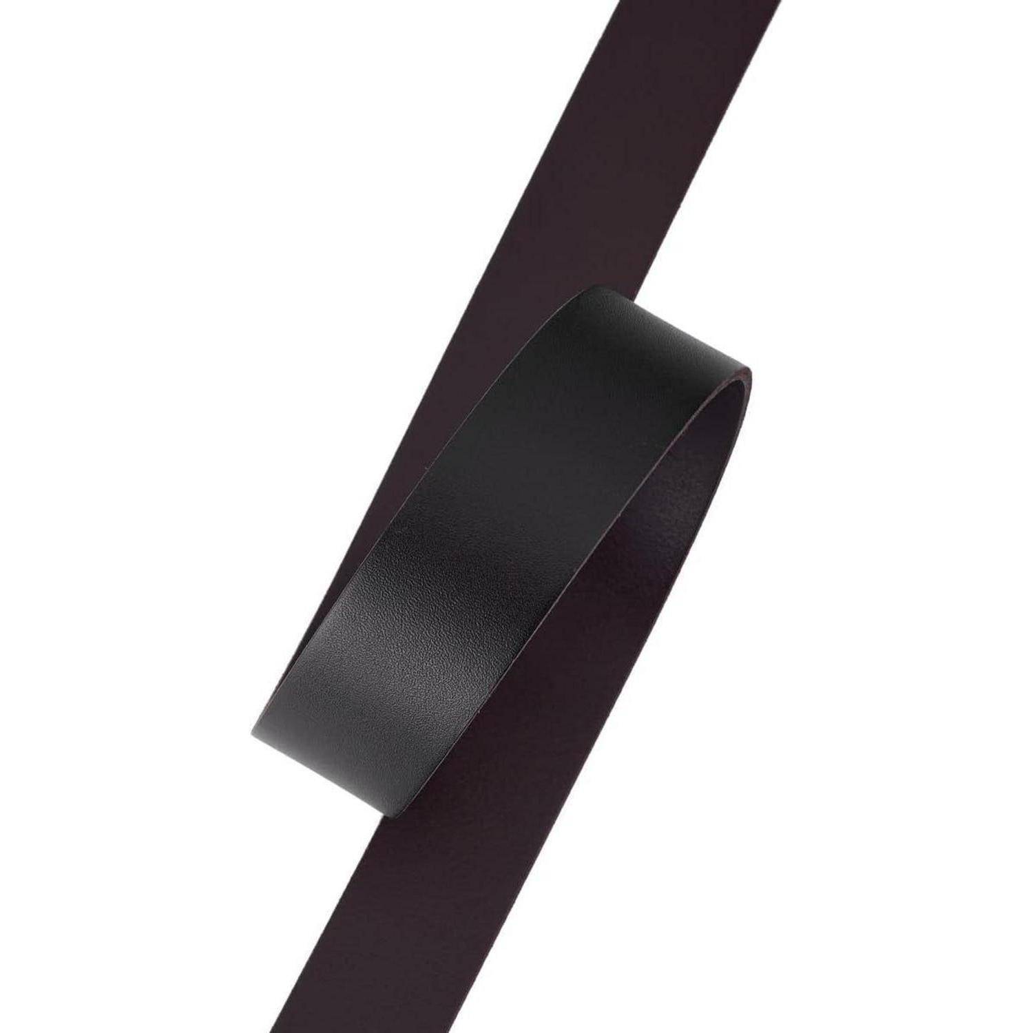 Ein langer schwarzer Ledergürtel mit glatter Oberfläche wird diagonal auf einem weißen Hintergrund platziert.